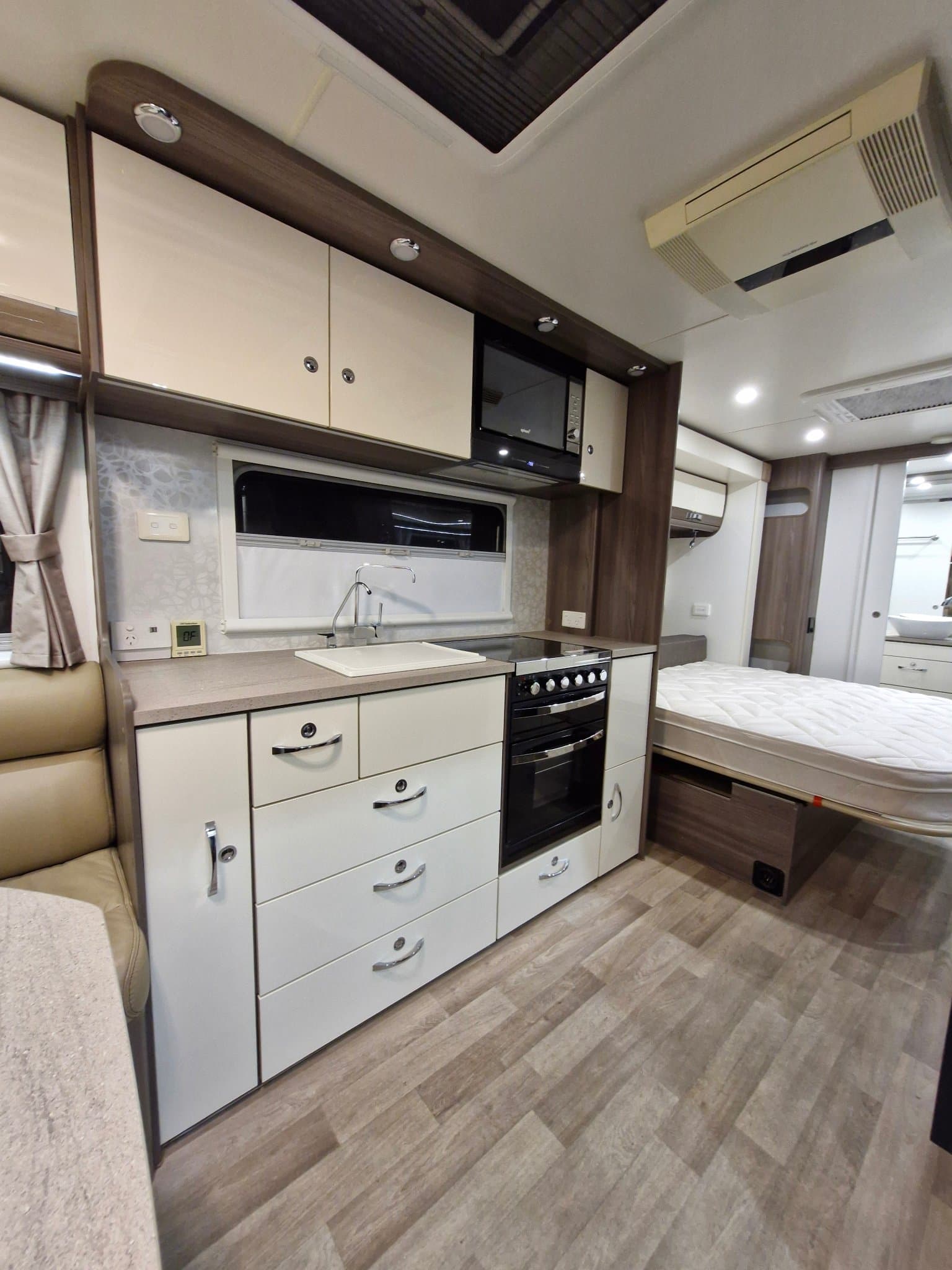 2018 Jayco Silverline 21.65-3 Touring — photo 2