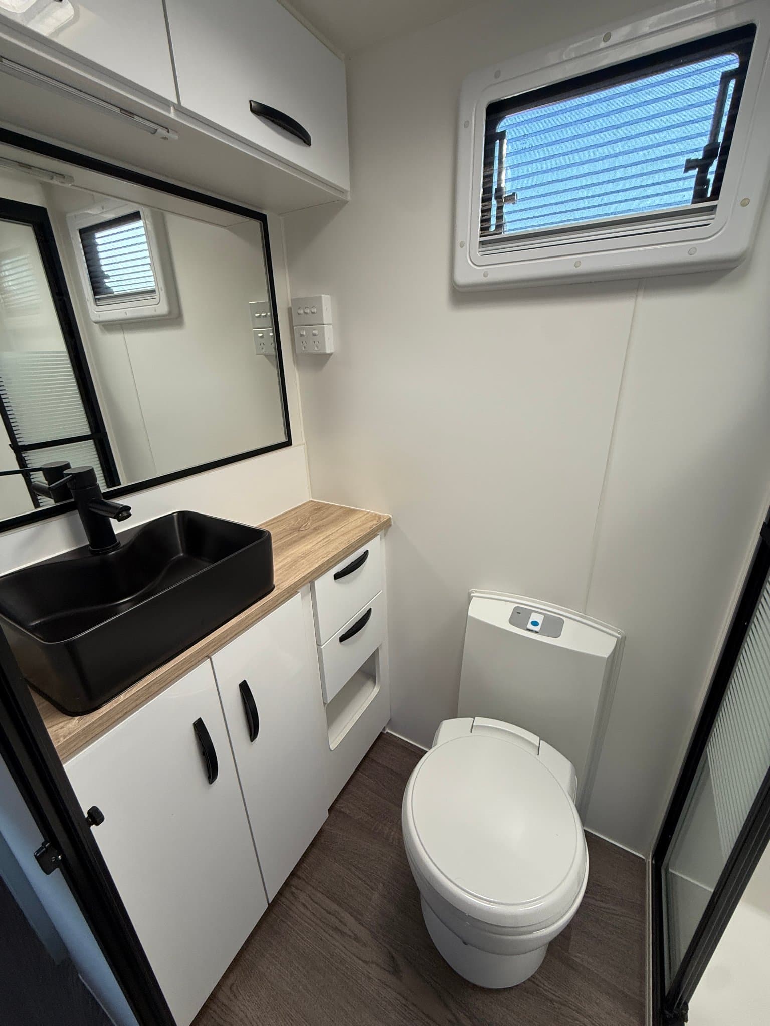 2024 Leader Caravans Xpedition Family 19ft 6 — photo 2