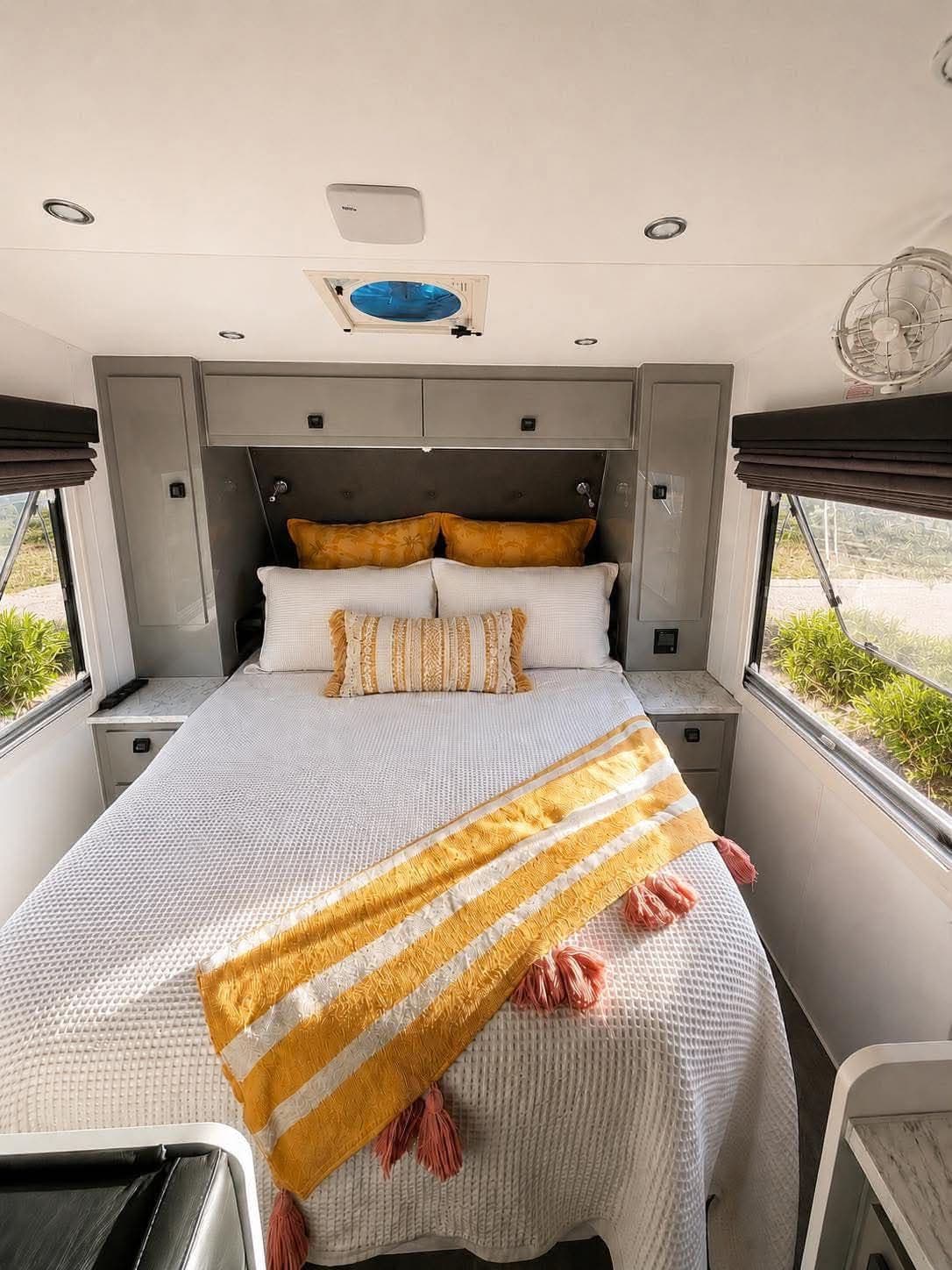 2022 JB Caravans Scorpion Sting Air 23'6 Rear Door Club Lounge — photo 2