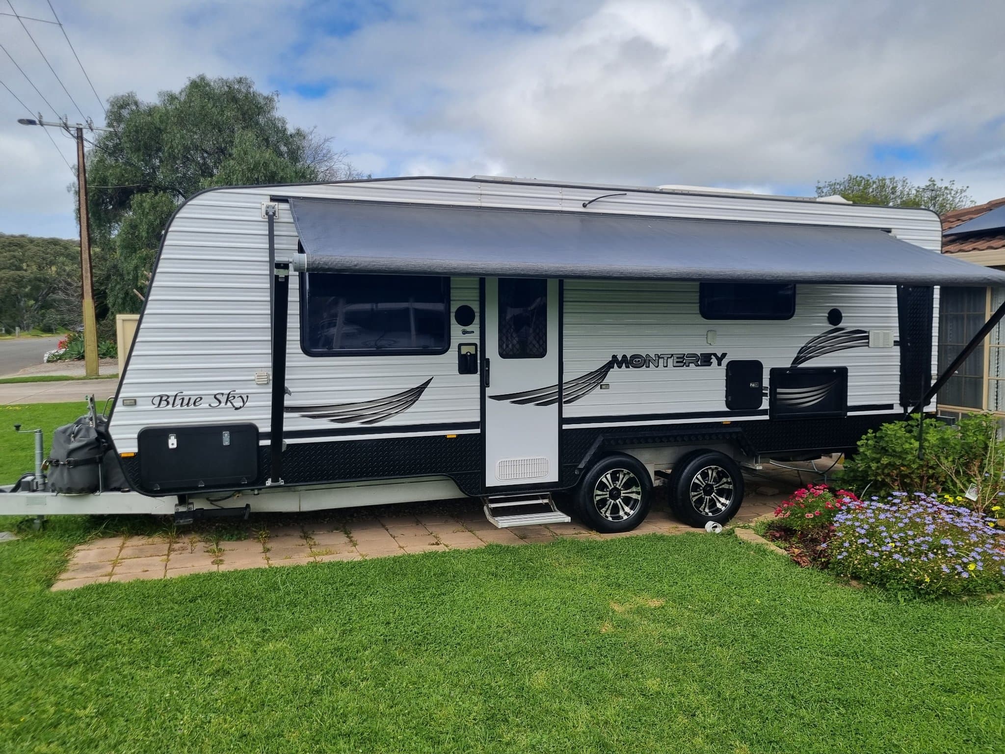 2017 Blue Sky Caravans Monterey — photo 2