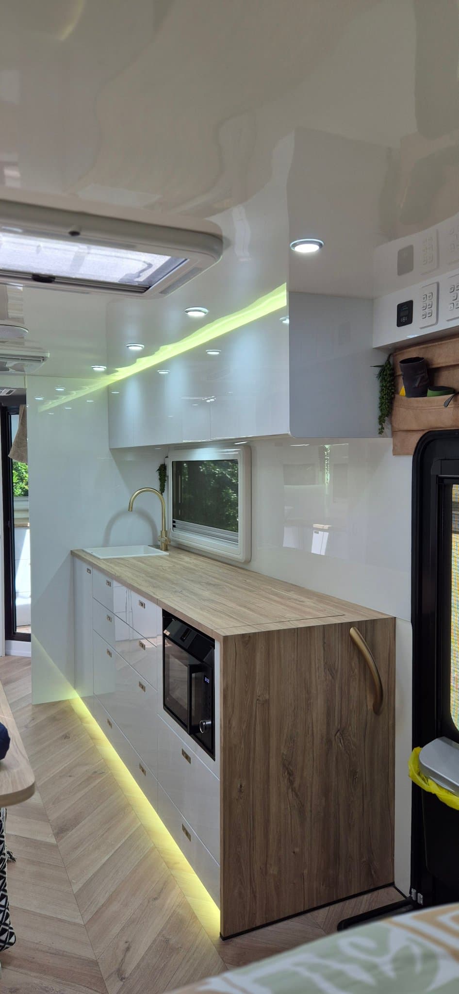 2025 Vacationer Caravans Rough Rider Family 229C — photo 3