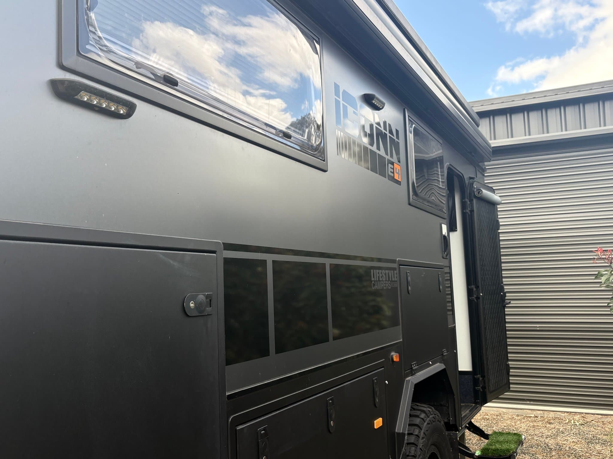 2023 Lifestyle Campers Iconn E4 — photo 2