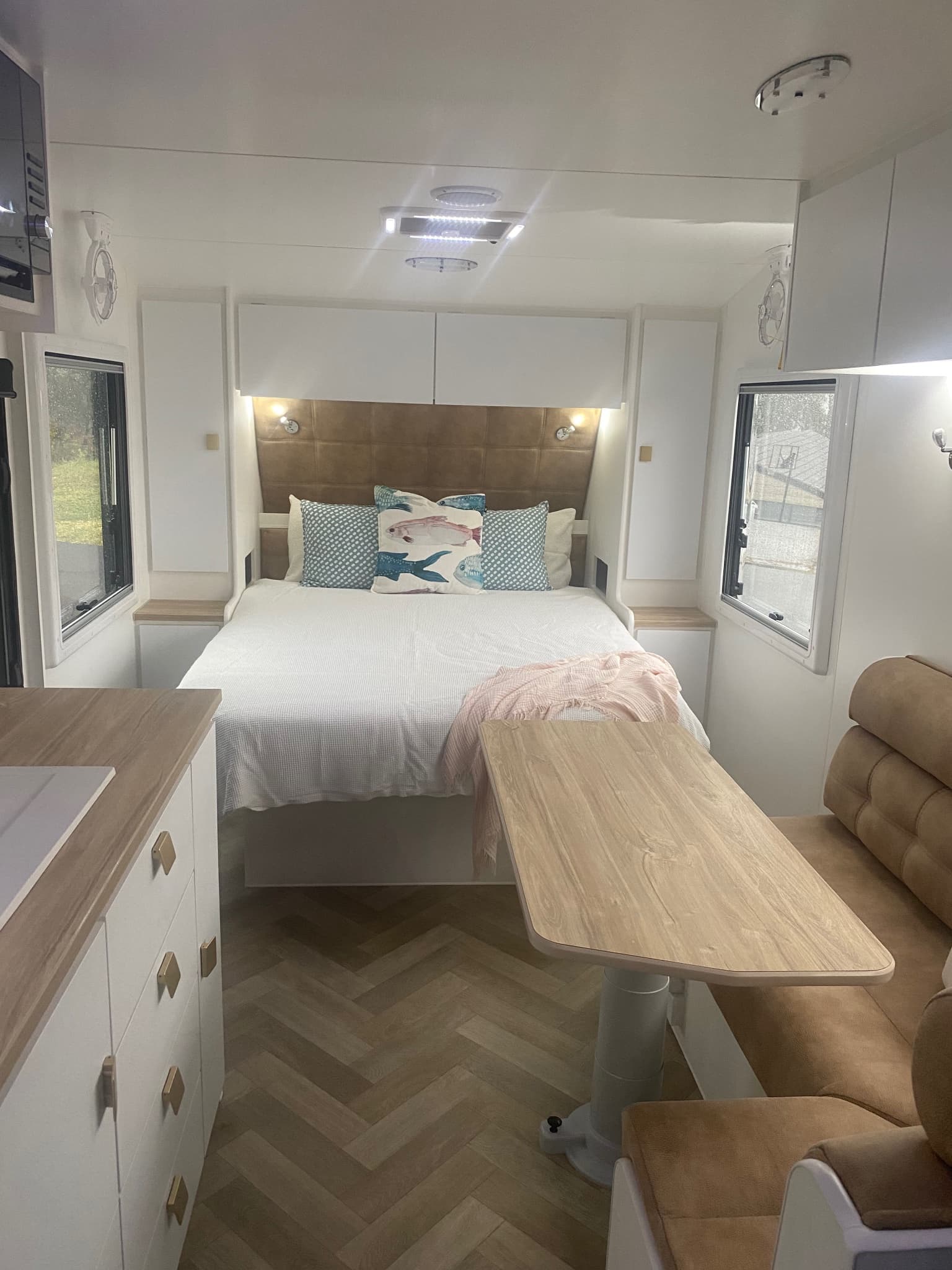 2025 Leader Caravans Gold LE Family 21ft 6 — photo 2
