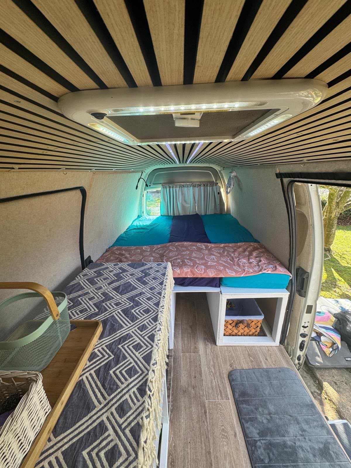 2017 Toyota HiAce — photo 2