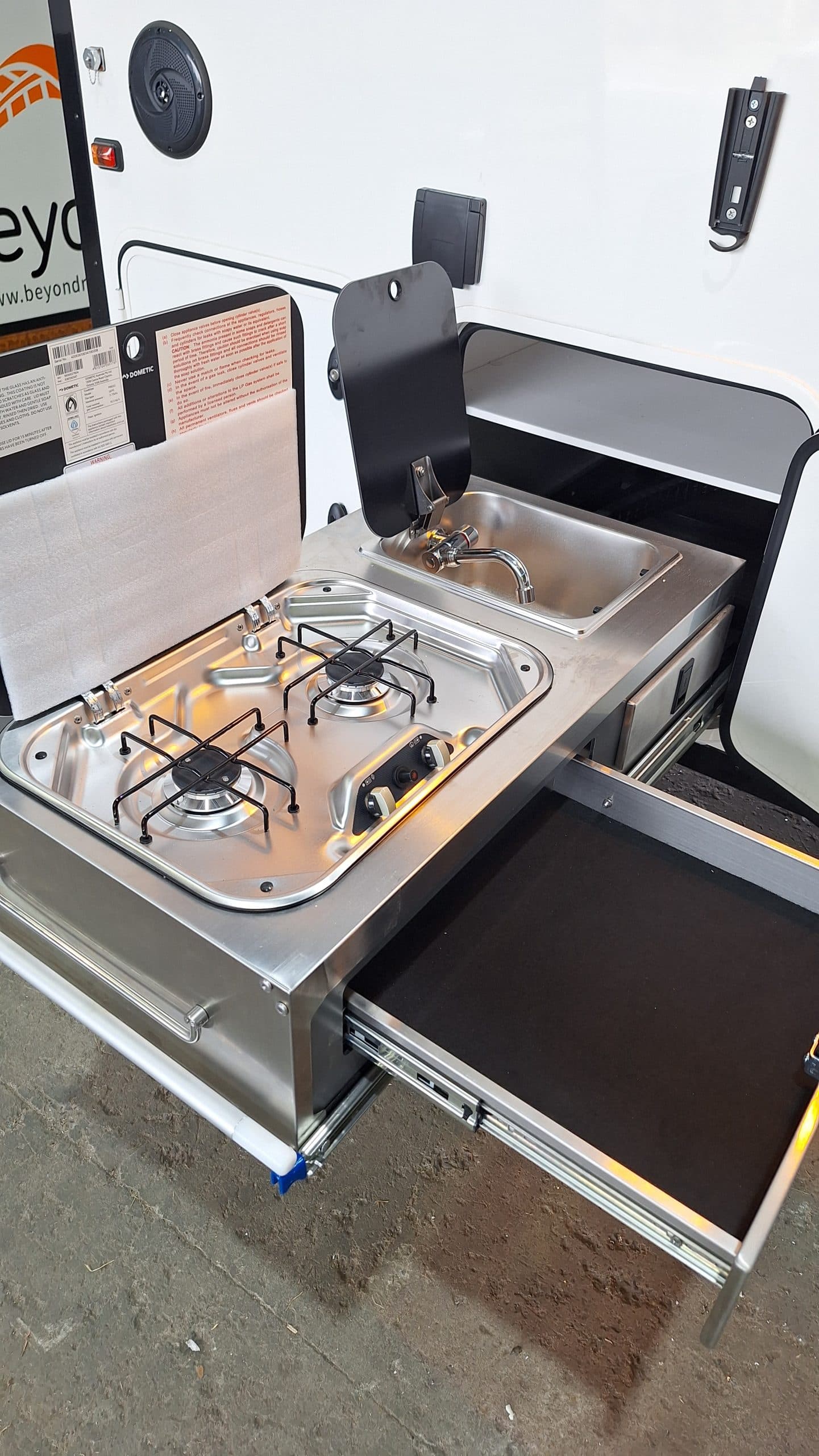 2025 Beyond RV 3.5m Poptop Truck Camper — photo 2
