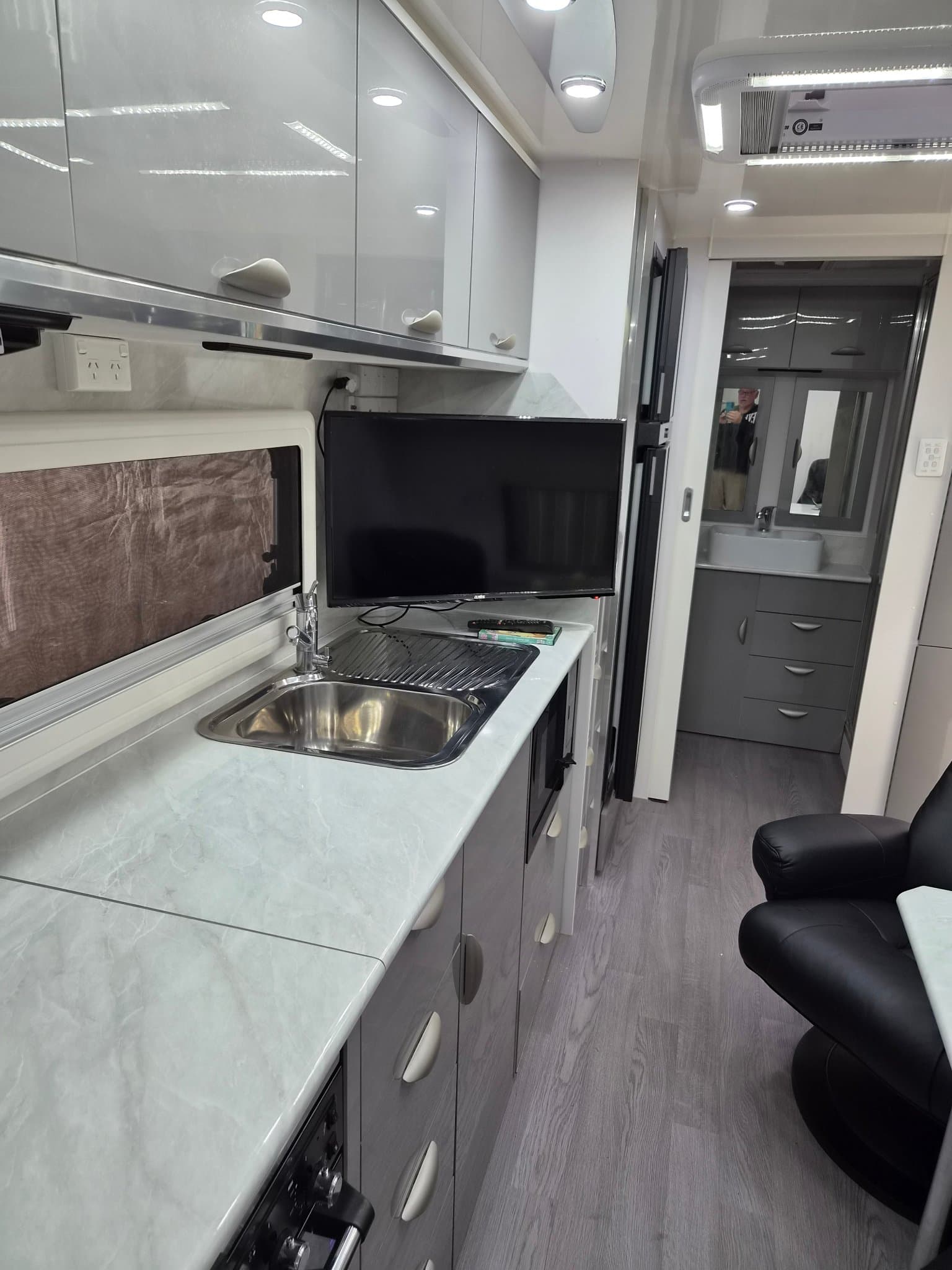 2020 Crusader Caravans Excalibur Kingsman 23'8 — photo 2