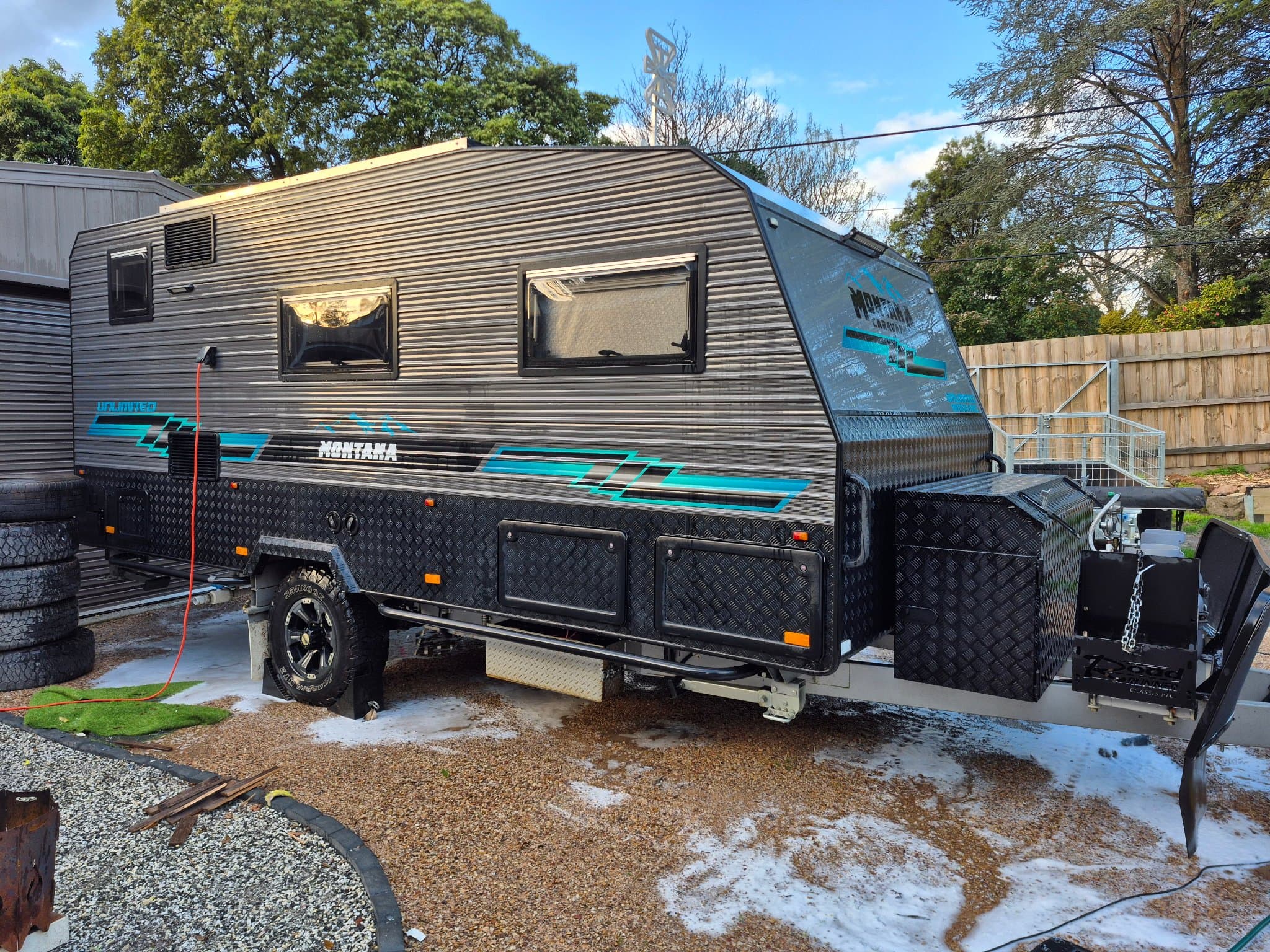 2022 Montana Unlimited — photo 2