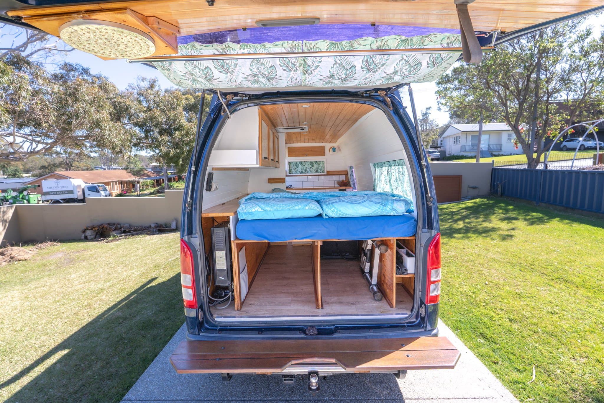 2010 Toyota HiAce — photo 2