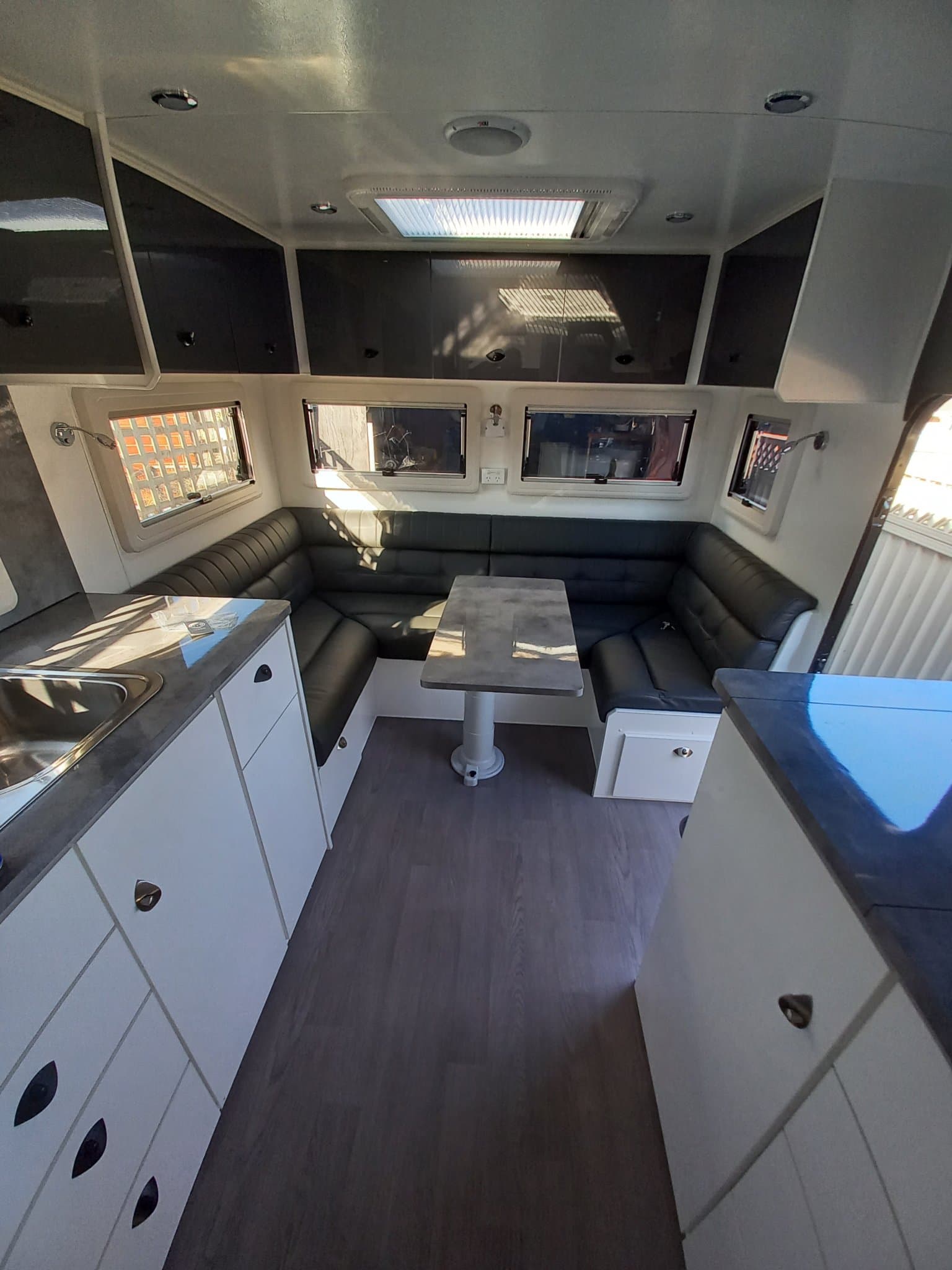 2020 Safari Caravans Delta 22.6 — photo 2