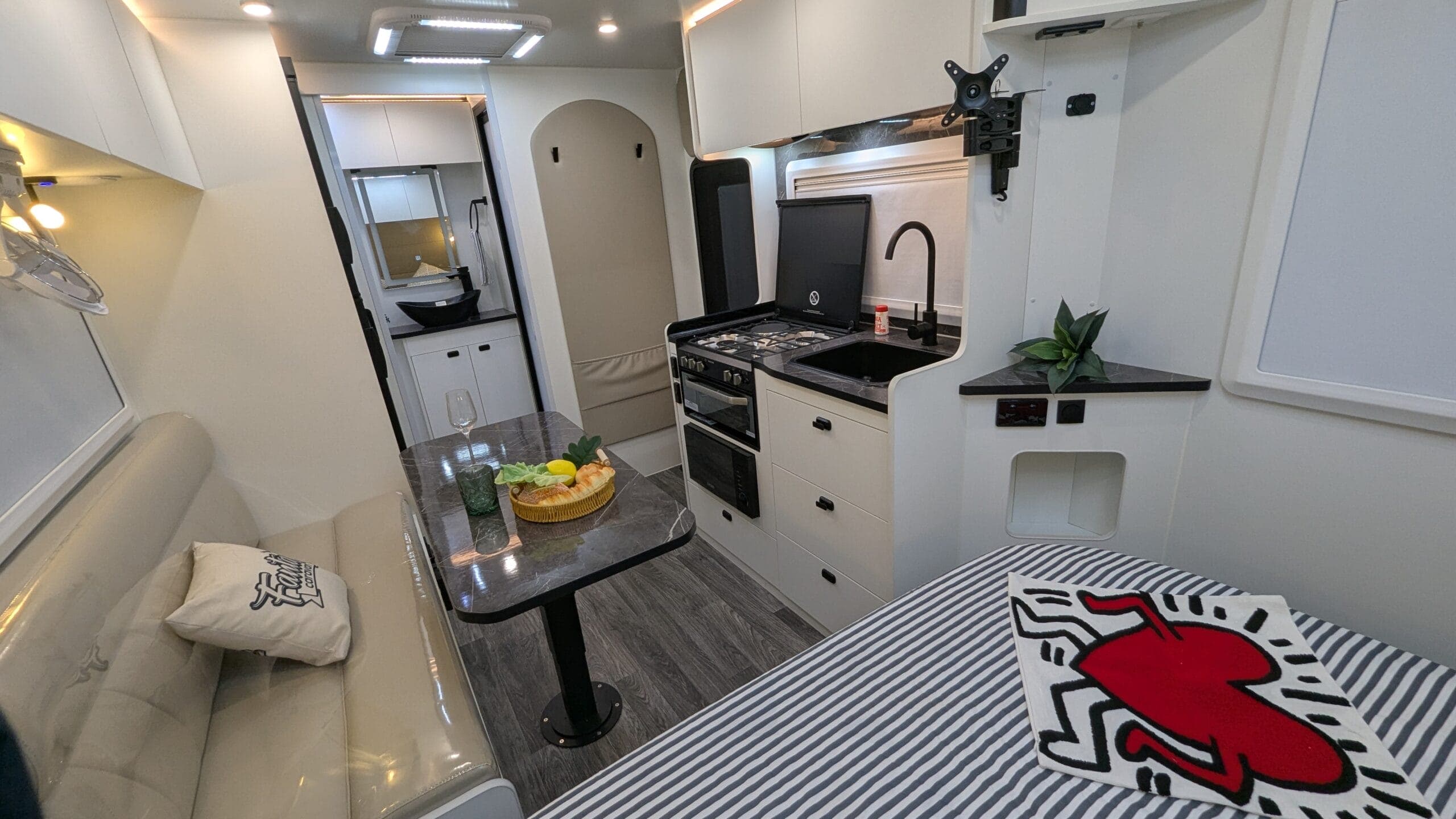 2025 Fantasy Caravan Skyline 22F — photo 3