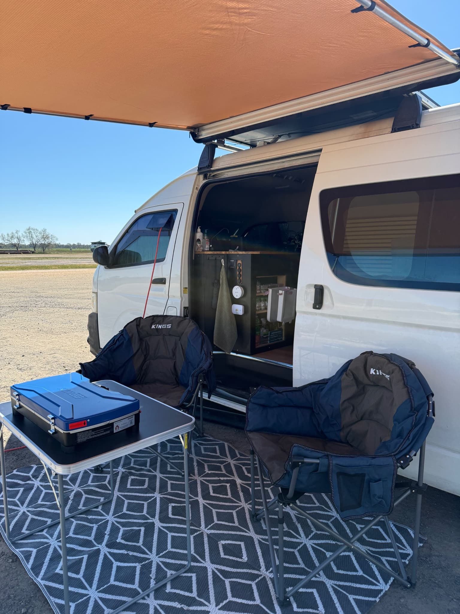 2011 Toyota HiAce — photo 2