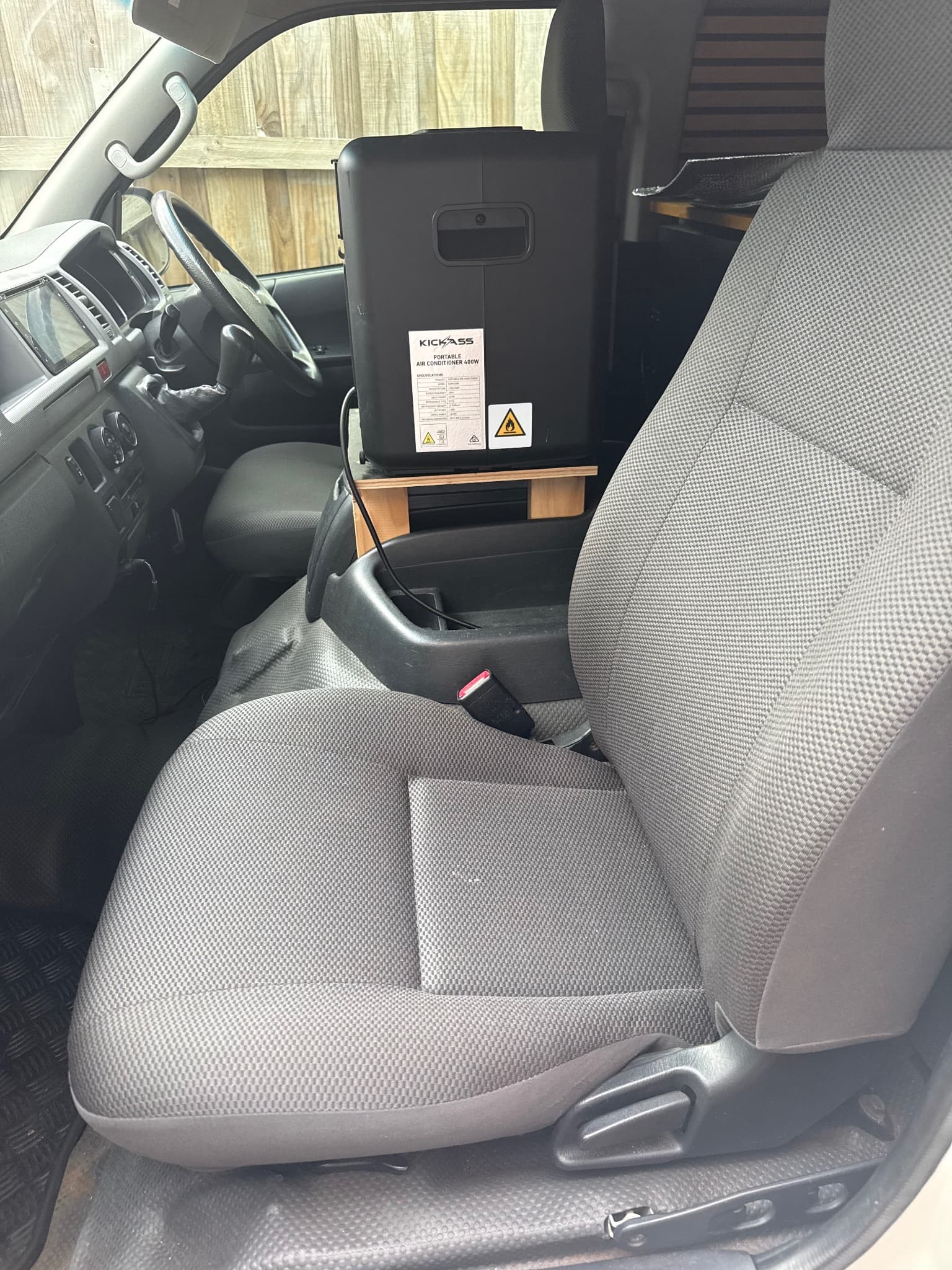 2011 Toyota HiAce โ photo 3