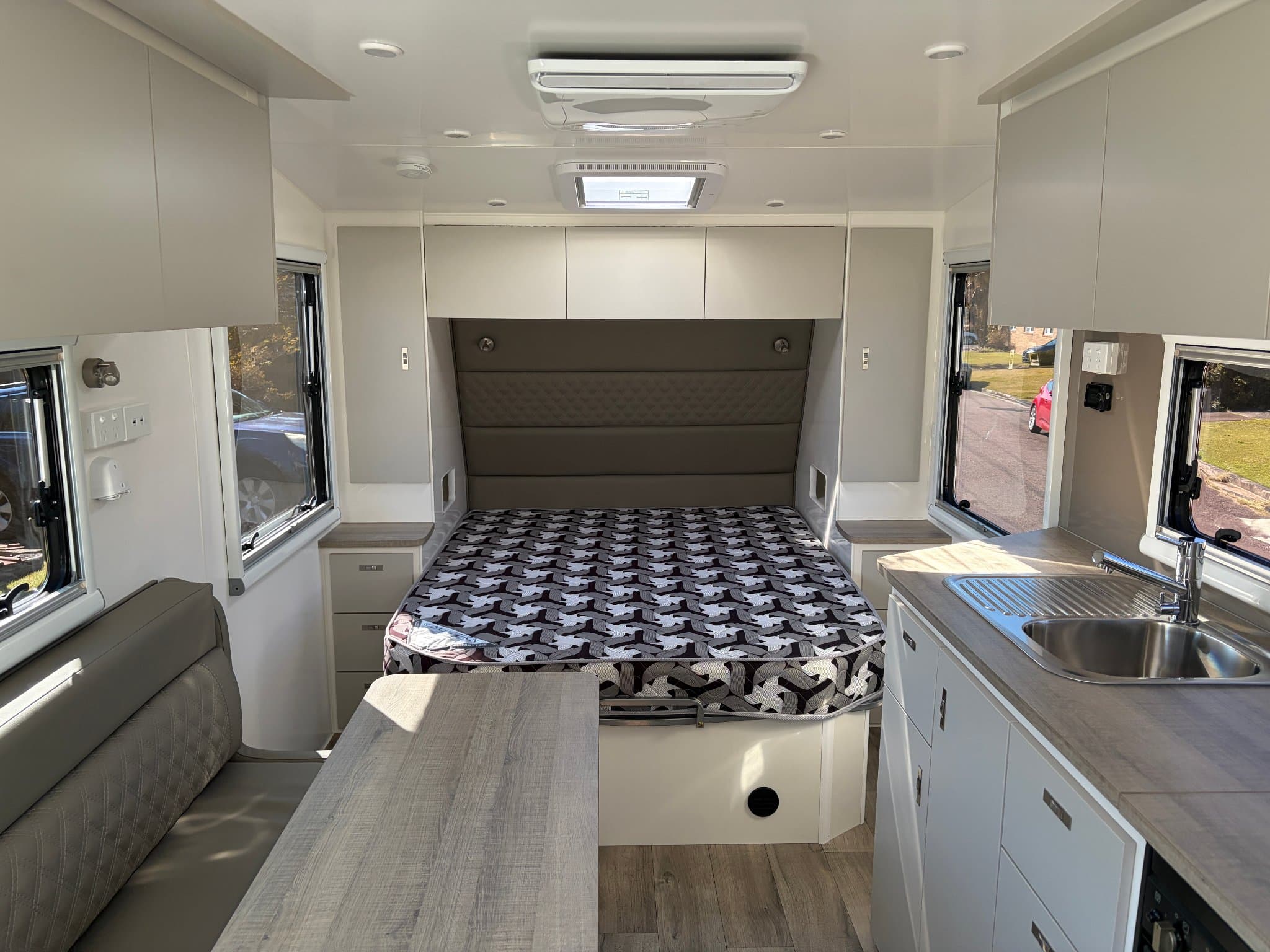 2025 Essential Caravans Outlander Off Road V5-2 20'6" — photo 2