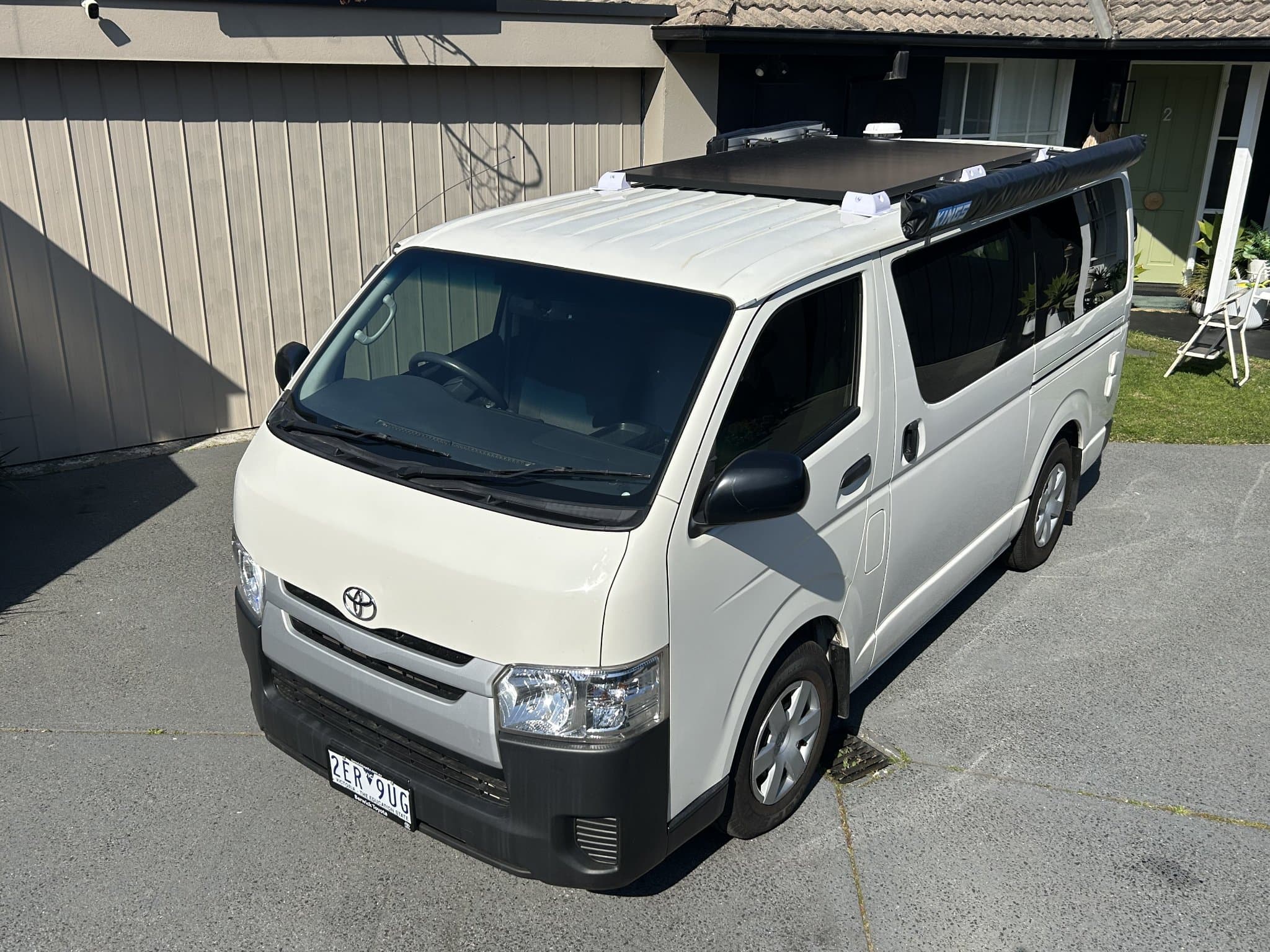 2018 Toyota HiAce — photo 2