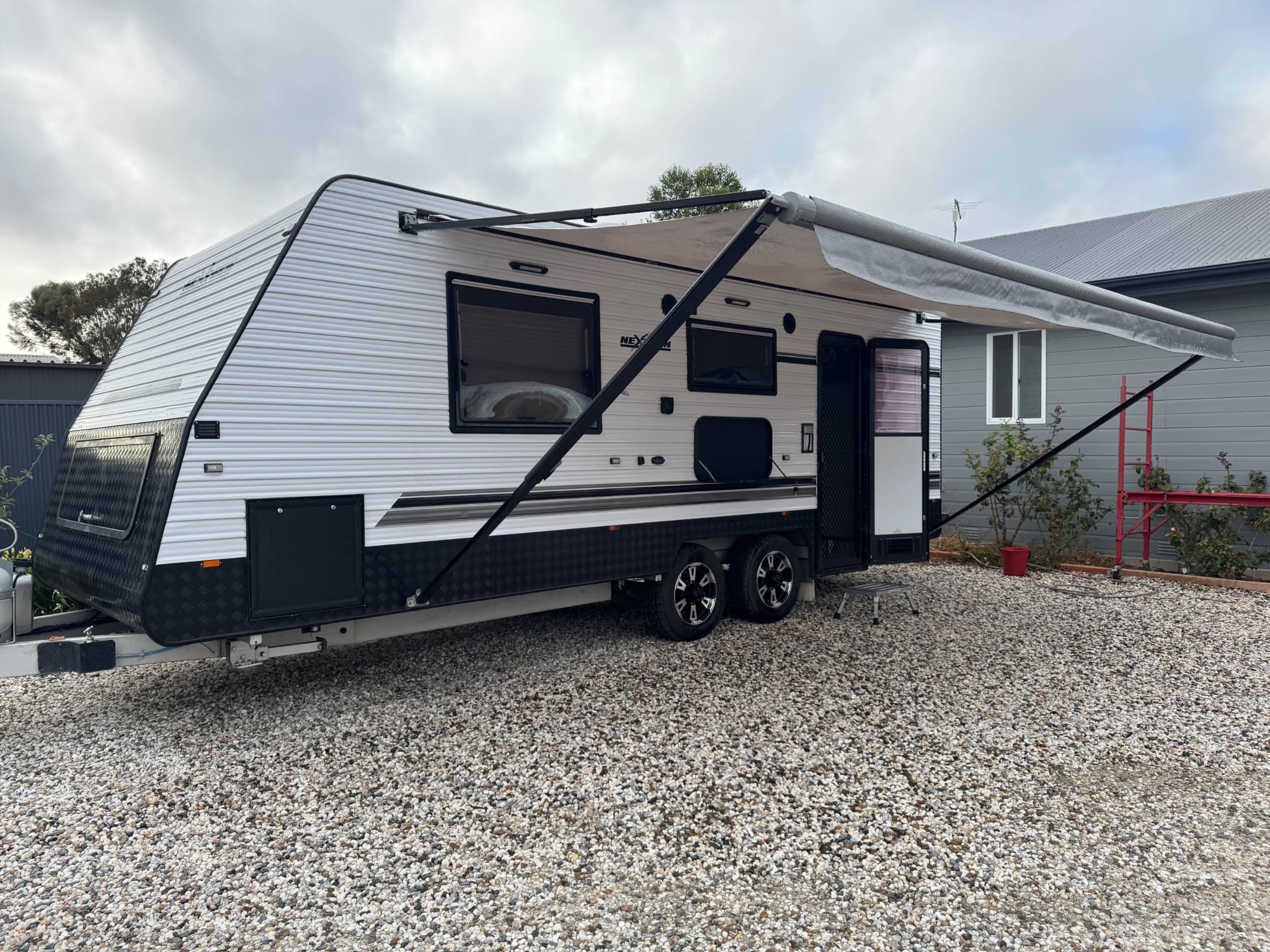 2017 NextGen NextGen Couple 20'6 Center Door
