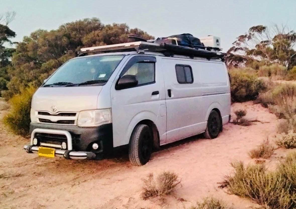 2010 Toyota HiAce — photo 2