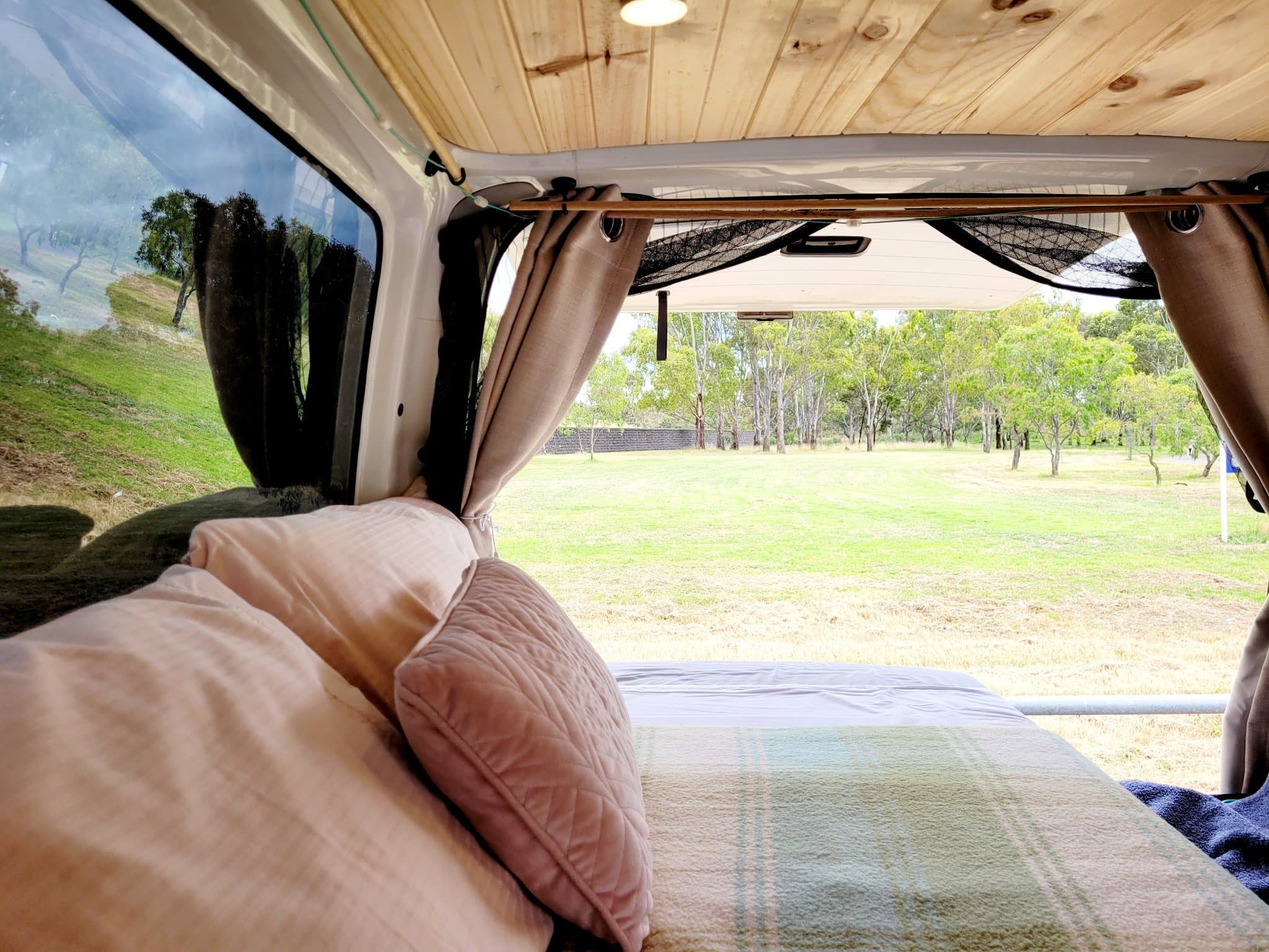 2015 Toyota HiAce — photo 2