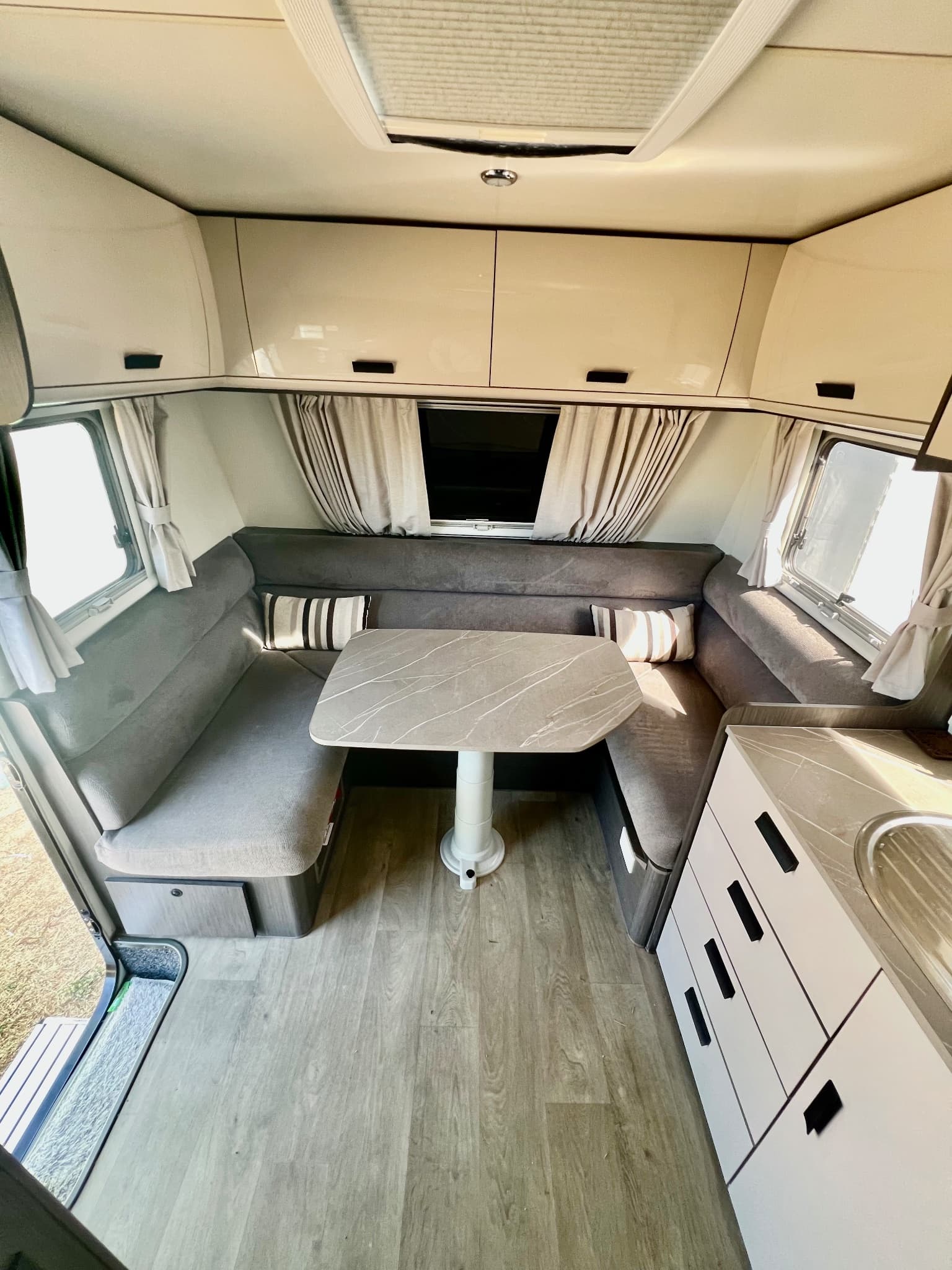 2022 Jayco Journey 21.66.3 — photo 2