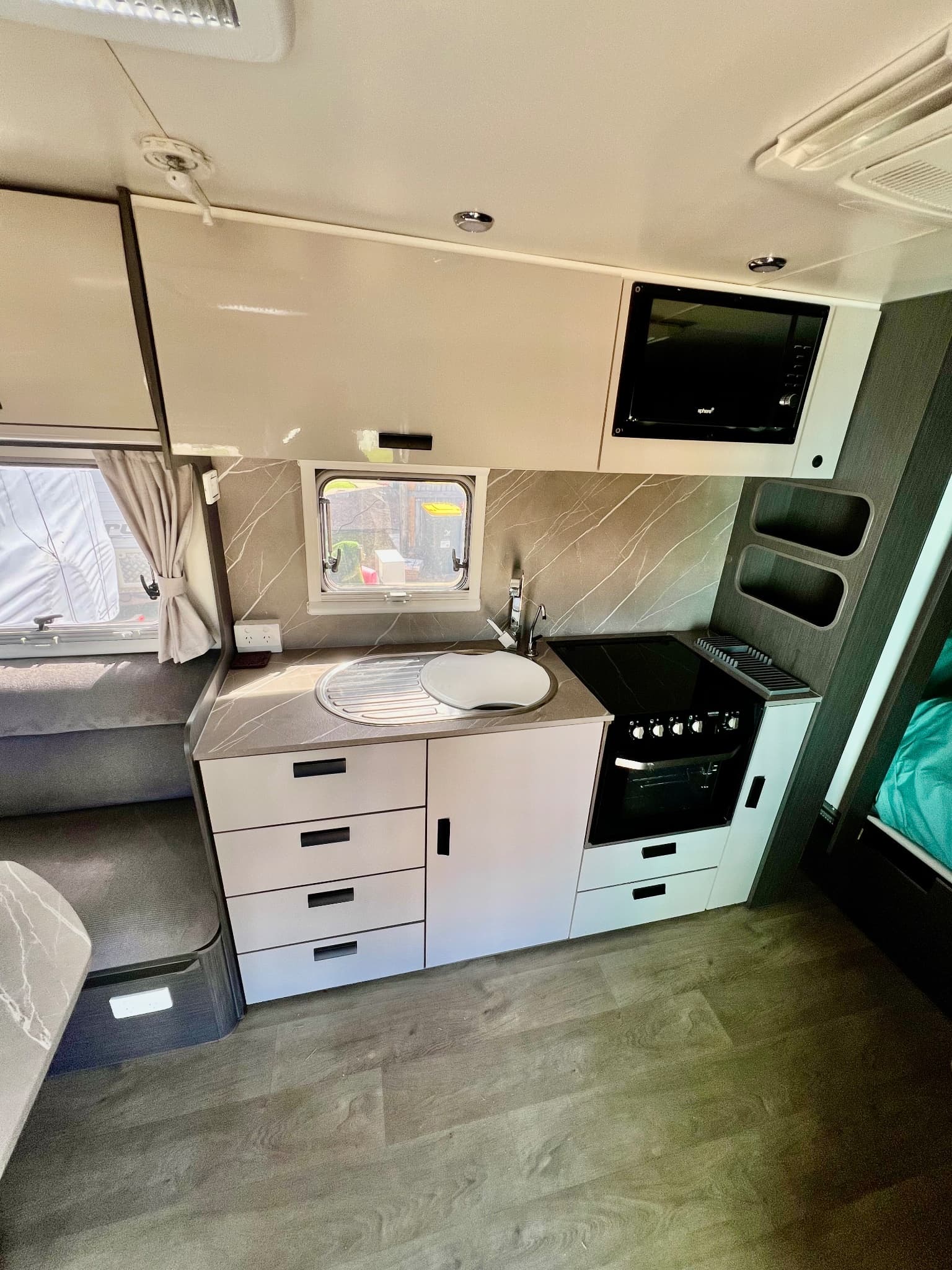 2022 Jayco Journey 21.66.3 — photo 3