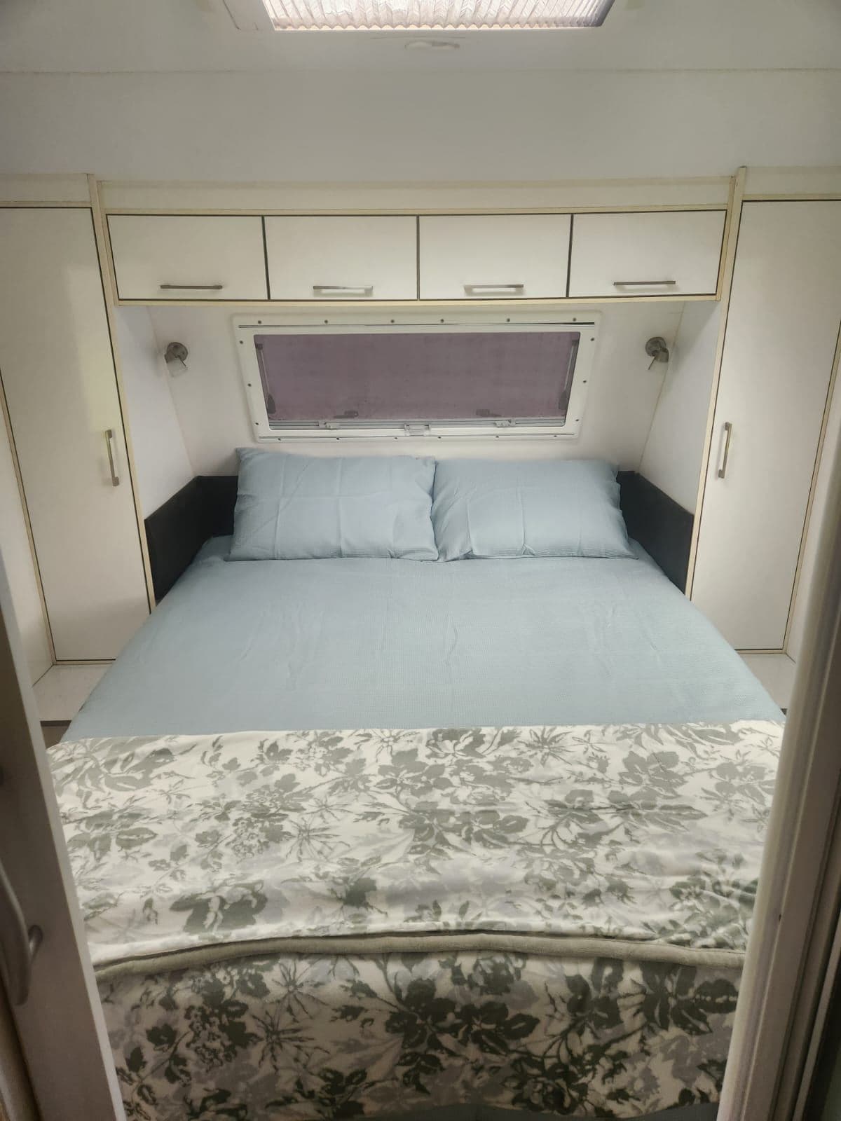 2011 New Age Caravans The Jewel 21.6ft — photo 2