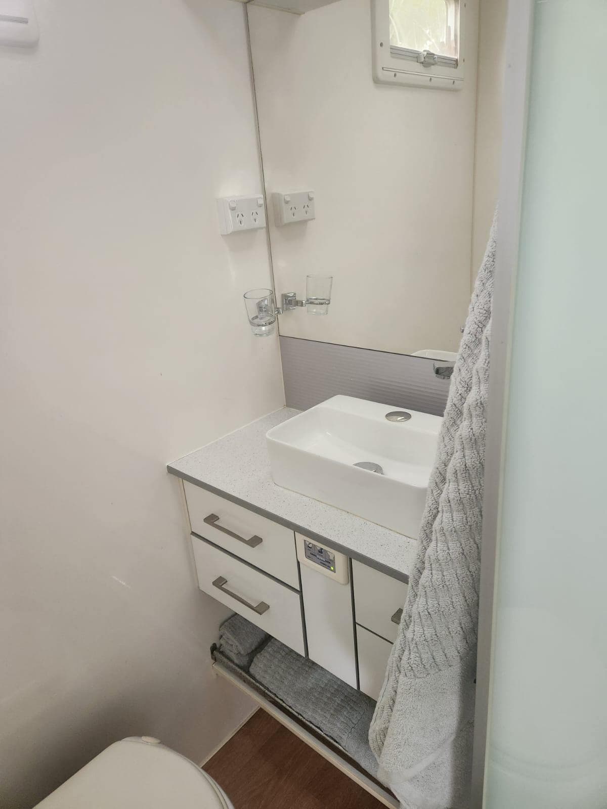 2011 New Age Caravans The Jewel 21.6ft — photo 3