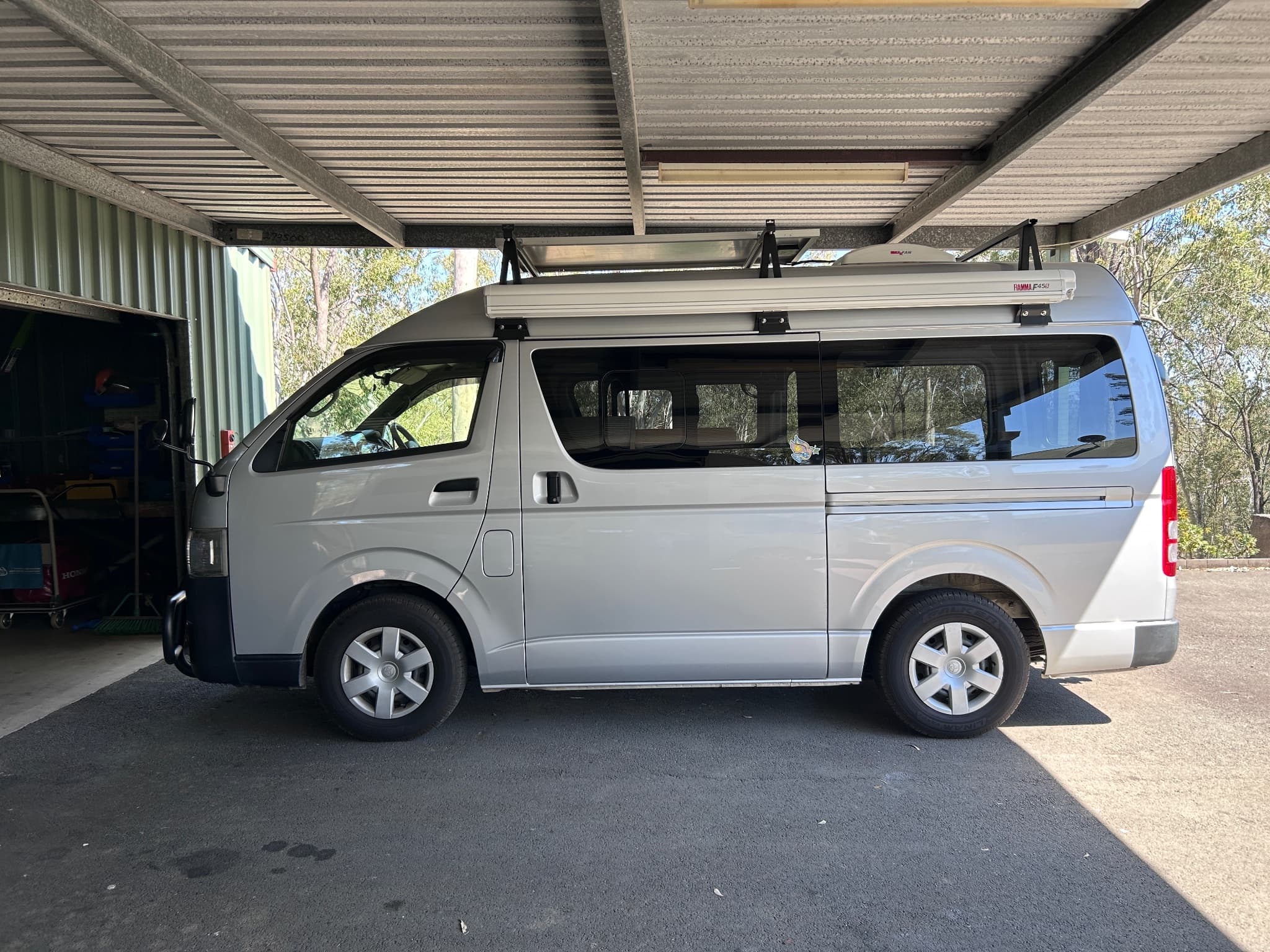 2016 Toyota HiAce — photo 2