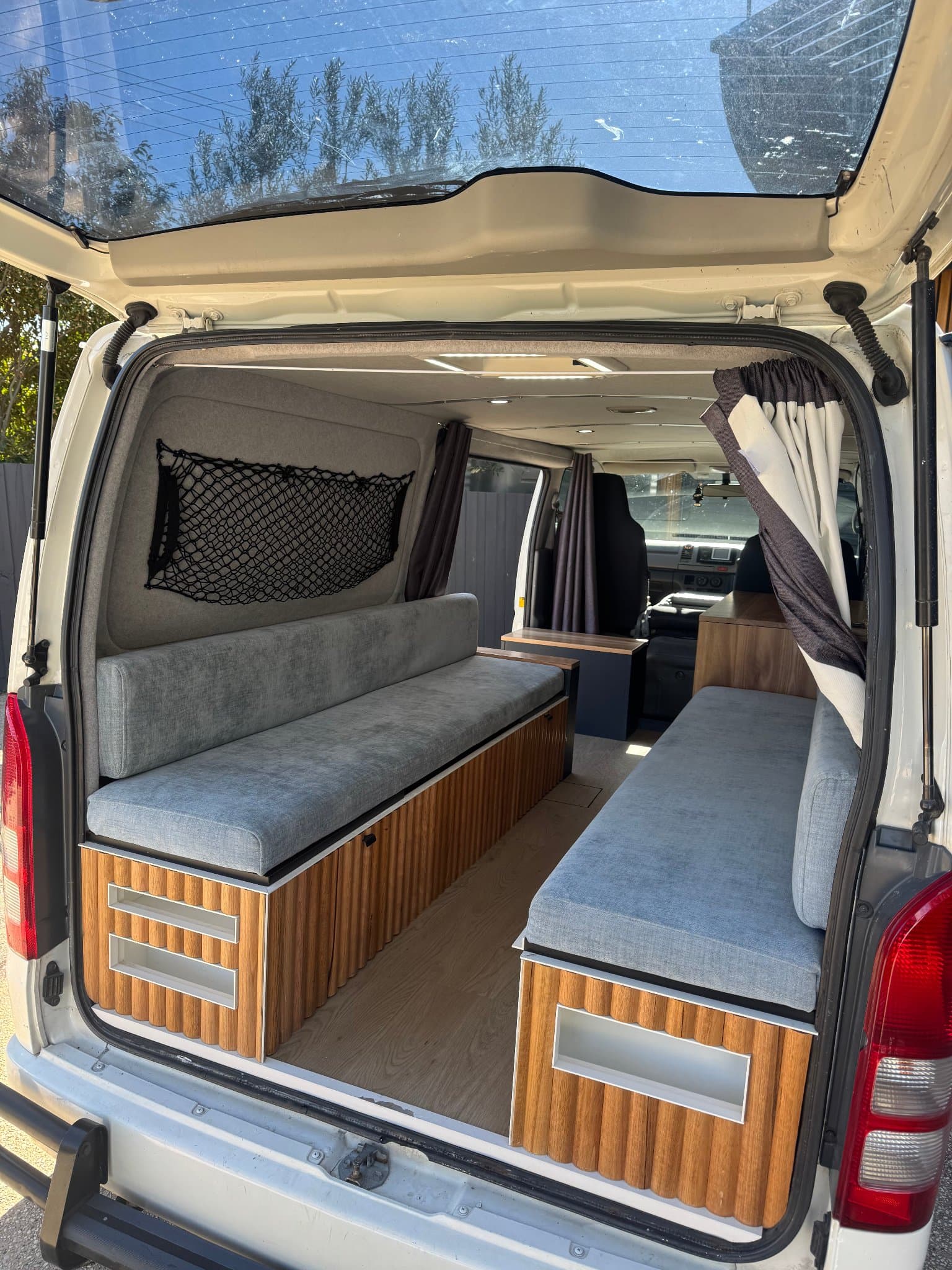 2009 Toyota HiAce — photo 2