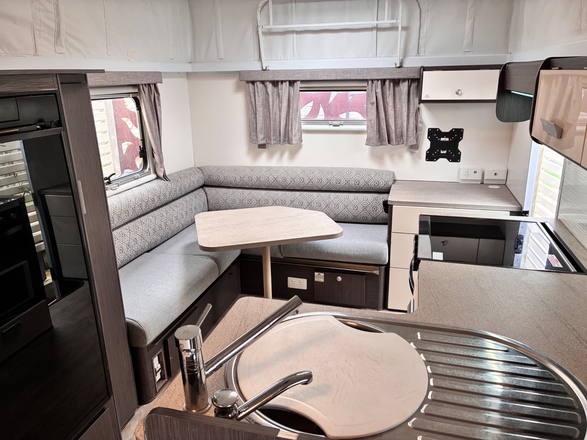 2019 Jayco Journey 15.48-4 — photo 2