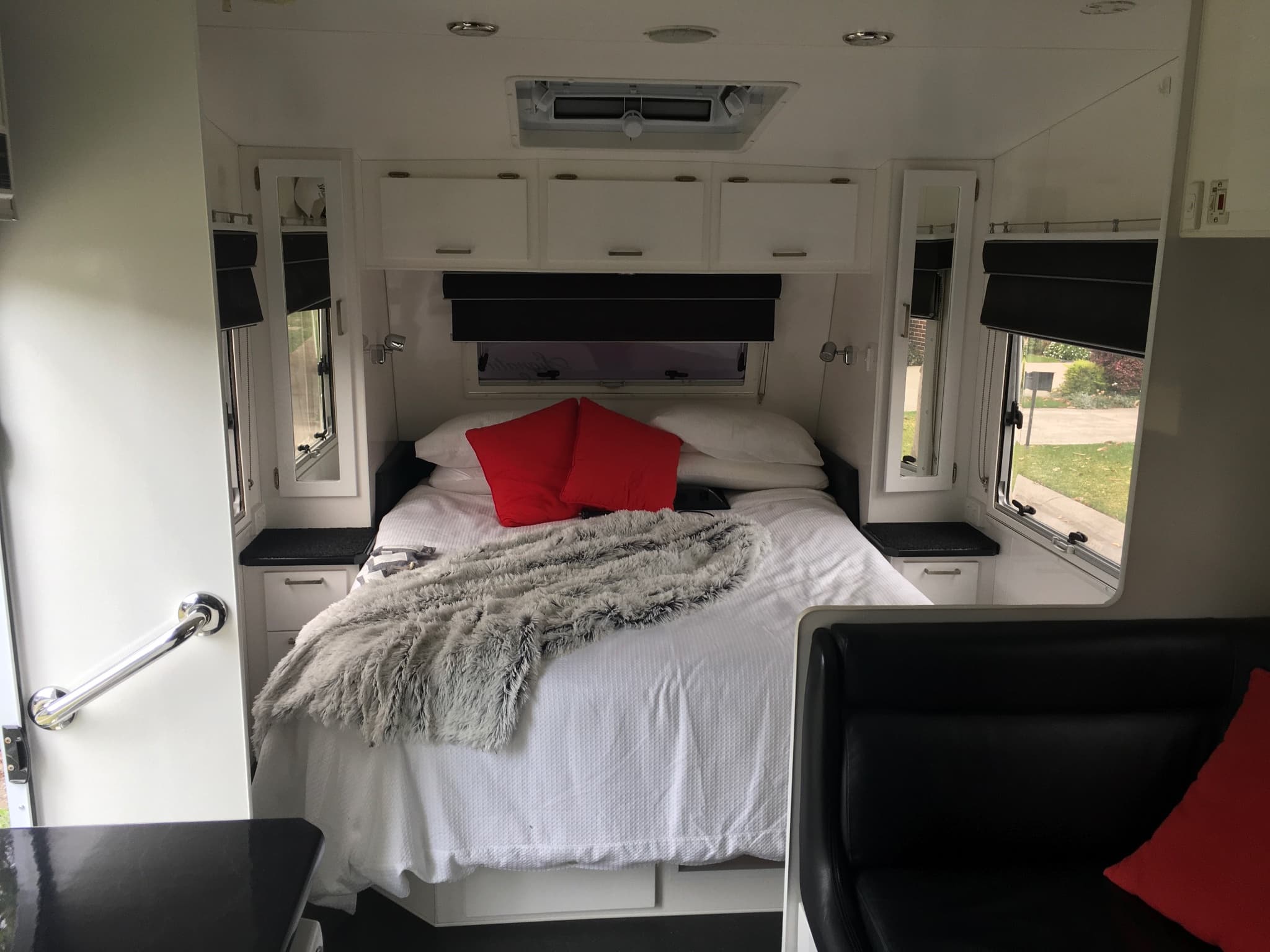 2011 Otron Caravans 22 Ft Independent Suspension — photo 2