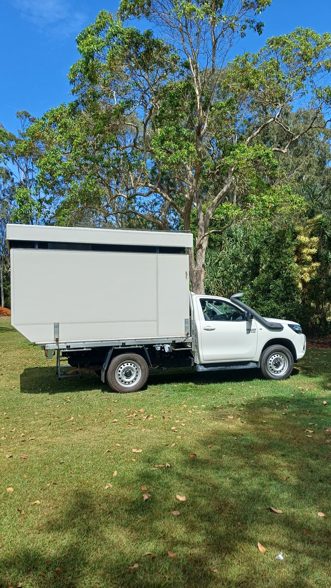 2024 Toyota Hilux 4x4 SR 2.8lt Diesel — photo 2