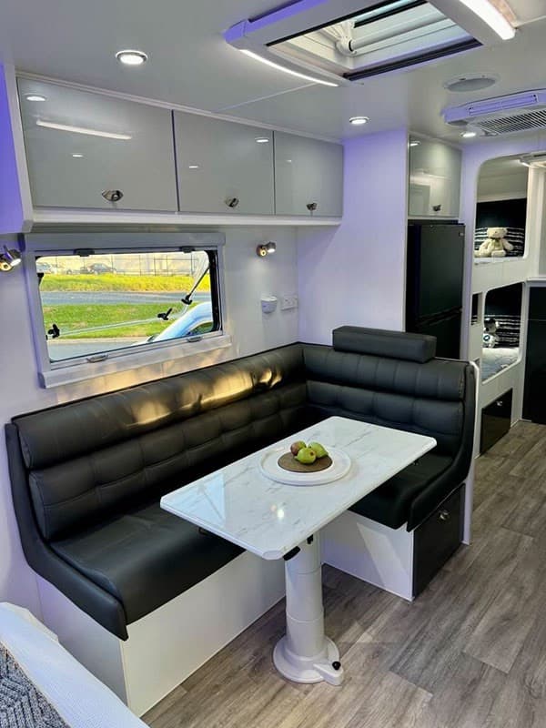 2022 Hurricaine Caravans Fam Van 21 ft — photo 2