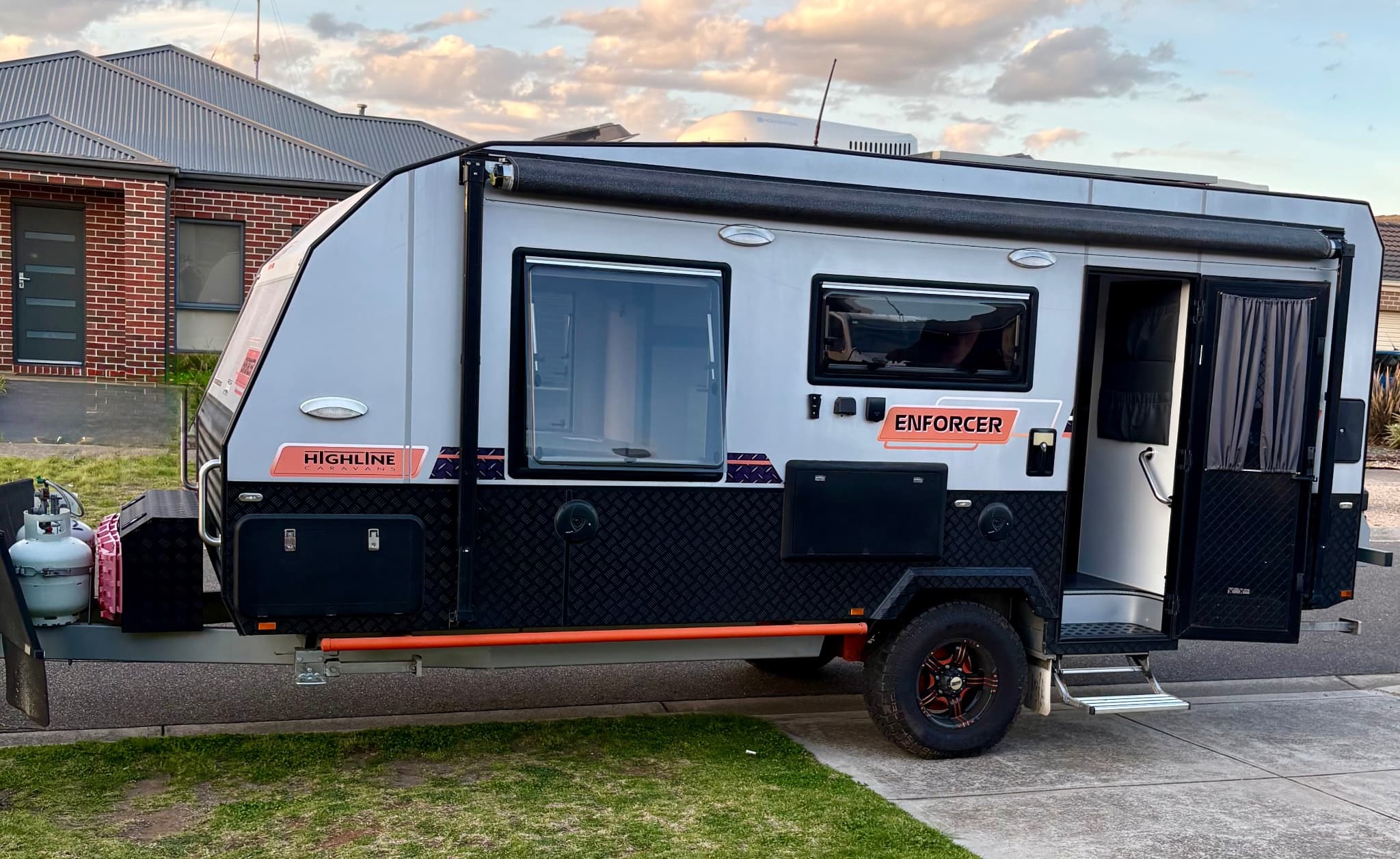 2018 Highline Caravans Enforcer — photo 2