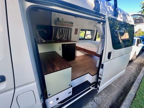 2014 Toyota HiAce — photo 2