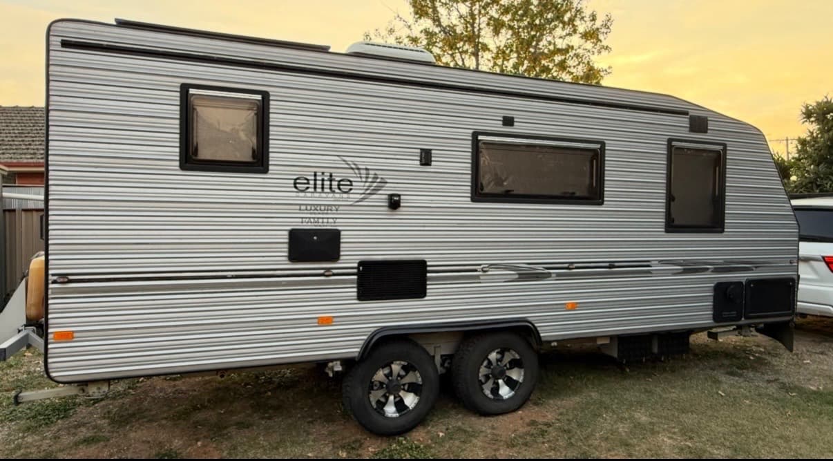 2015 Elite Caravans Luxury Family Class — photo 2