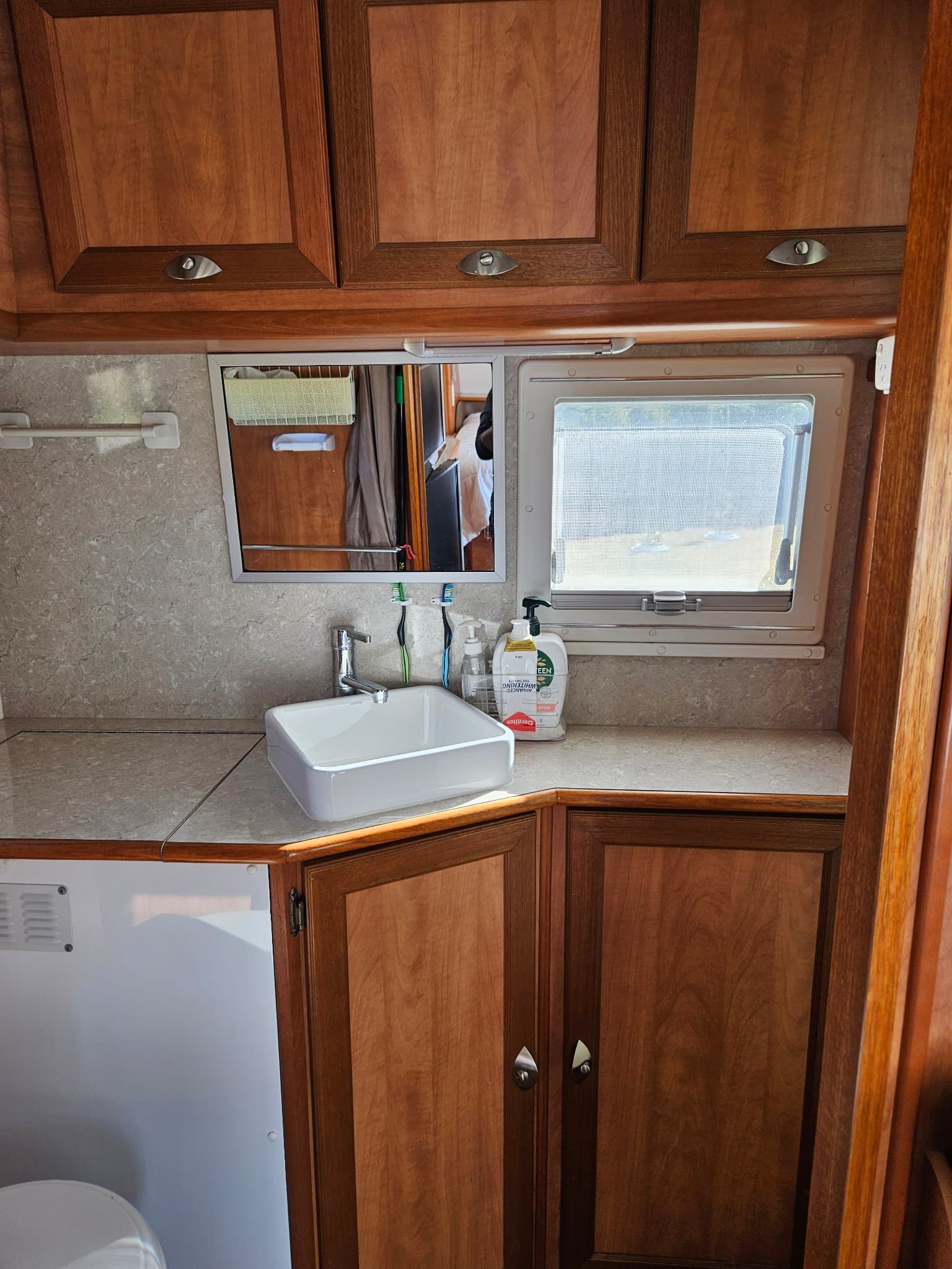 2013 Seachange 595 queen bed elite — photo 2