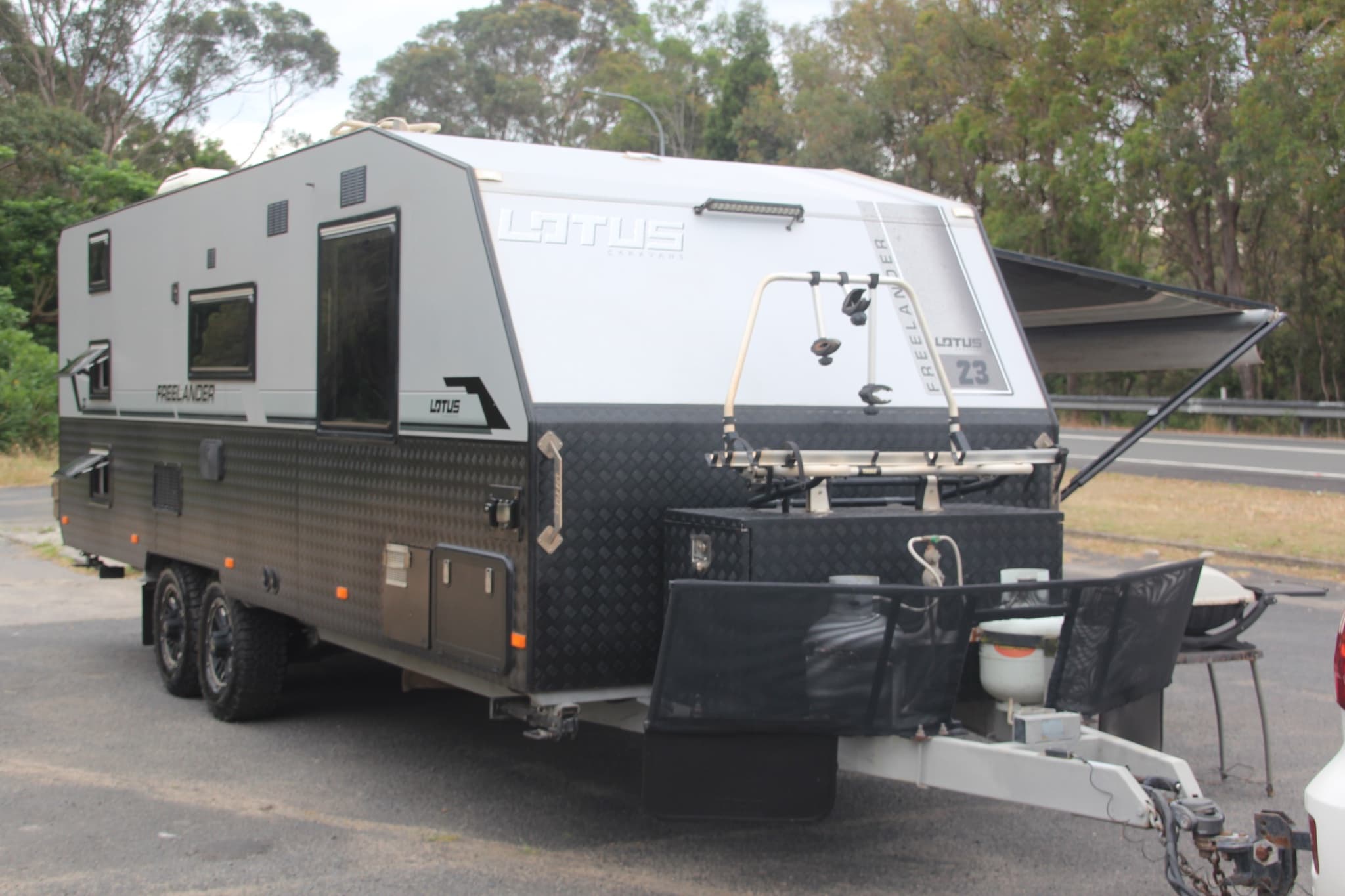 2018 Lotus Caravans Freelander 23'9 — photo 2