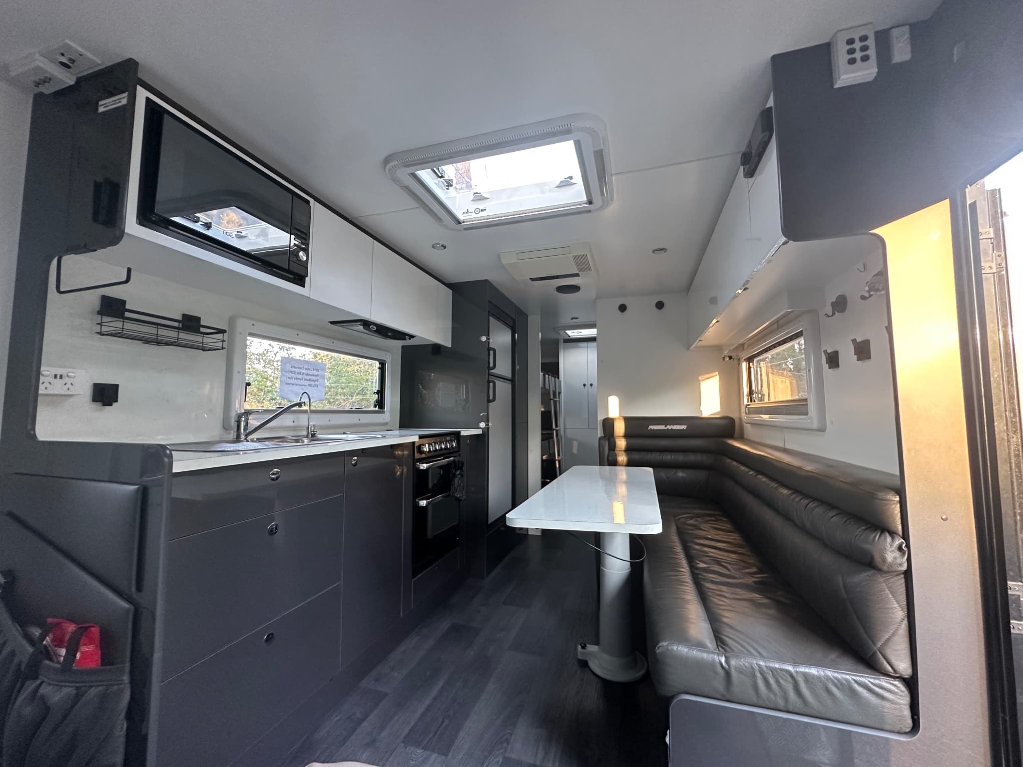 2018 Lotus Caravans Freelander 23'9 — photo 3