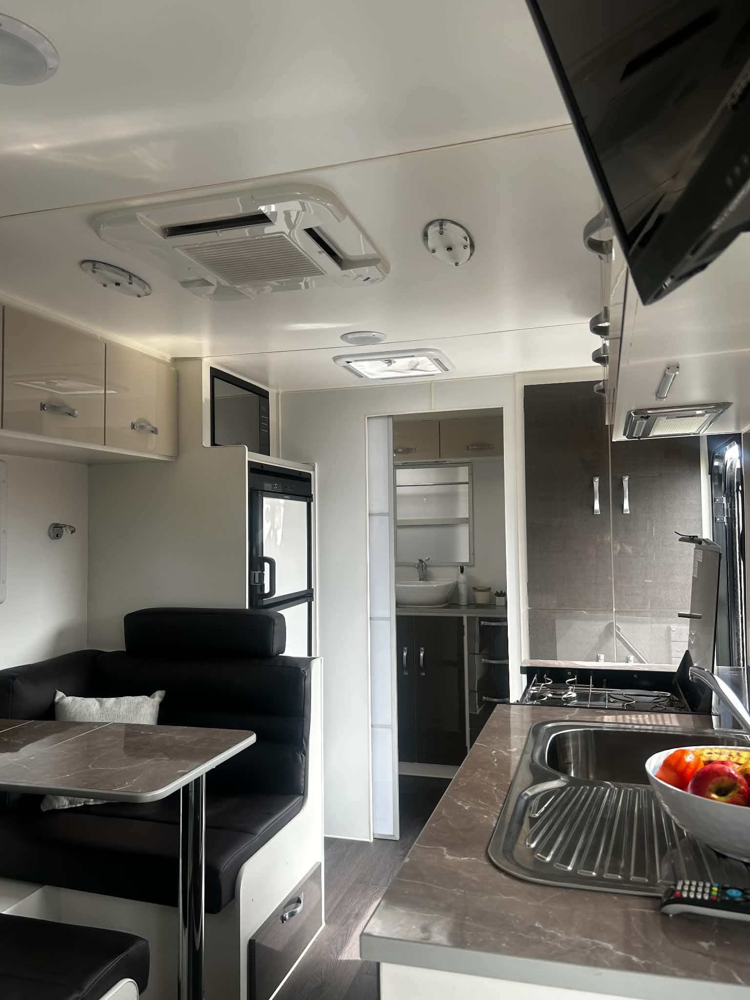 2019 Leader Caravans Gold LE Tourer 18ft 6 — photo 2