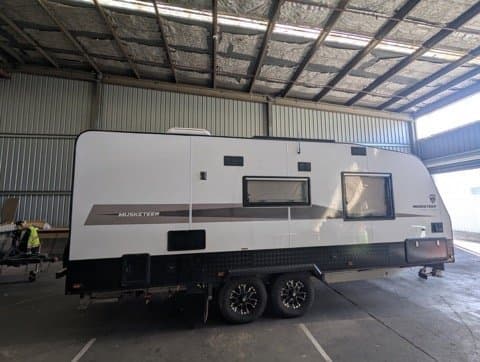 2022 Crusader Caravans Musketeer Recliner 20'2 — photo 2