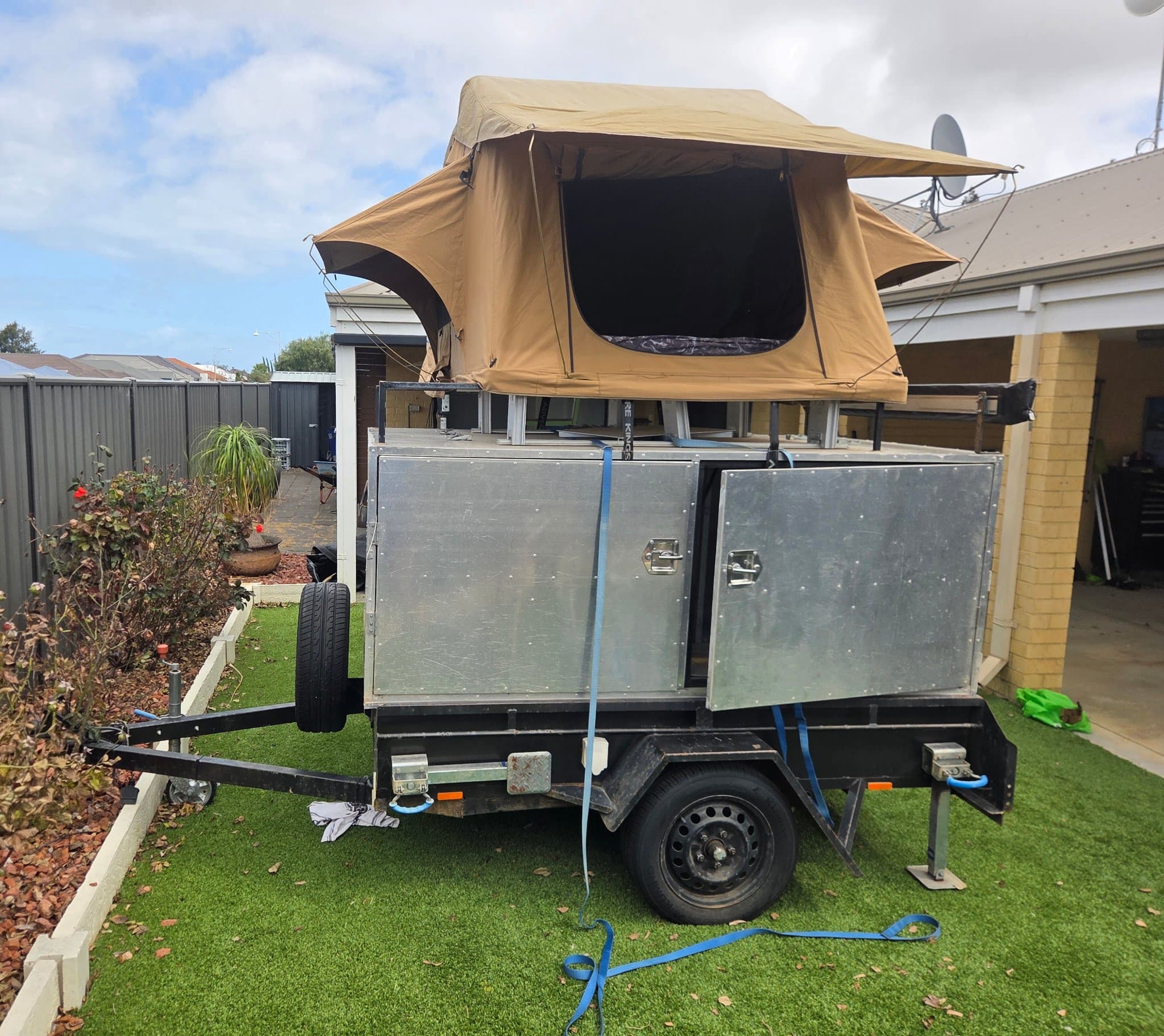 2019 Loadstar Trailer Rooftop Tent — photo 2