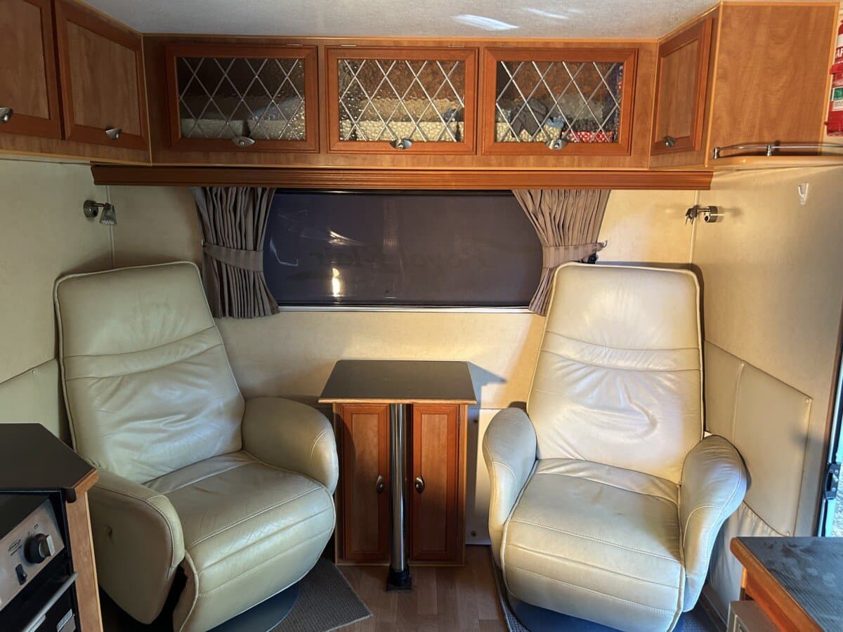 2010 Royal Flair Caravans Van Royce Elite VR216RS — photo 2