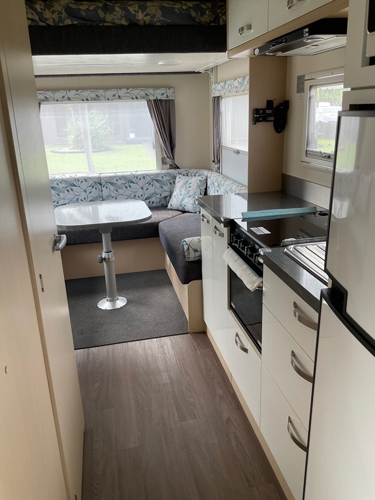 2015 Sunliner Holiday 502 — photo 2