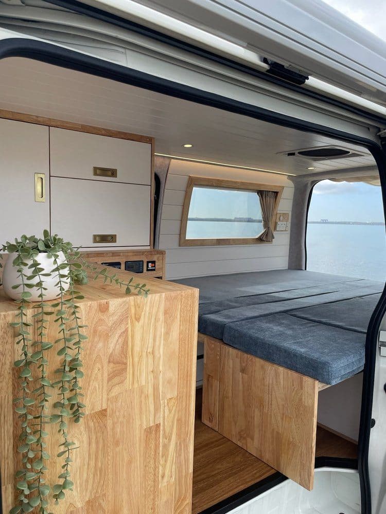 2022 Toyota HiAce — photo 2