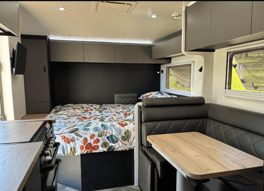 2021 On The Move Caravans VORTEX 5.7m (19ft) Black Edition 18'6" Black Edition — photo 2