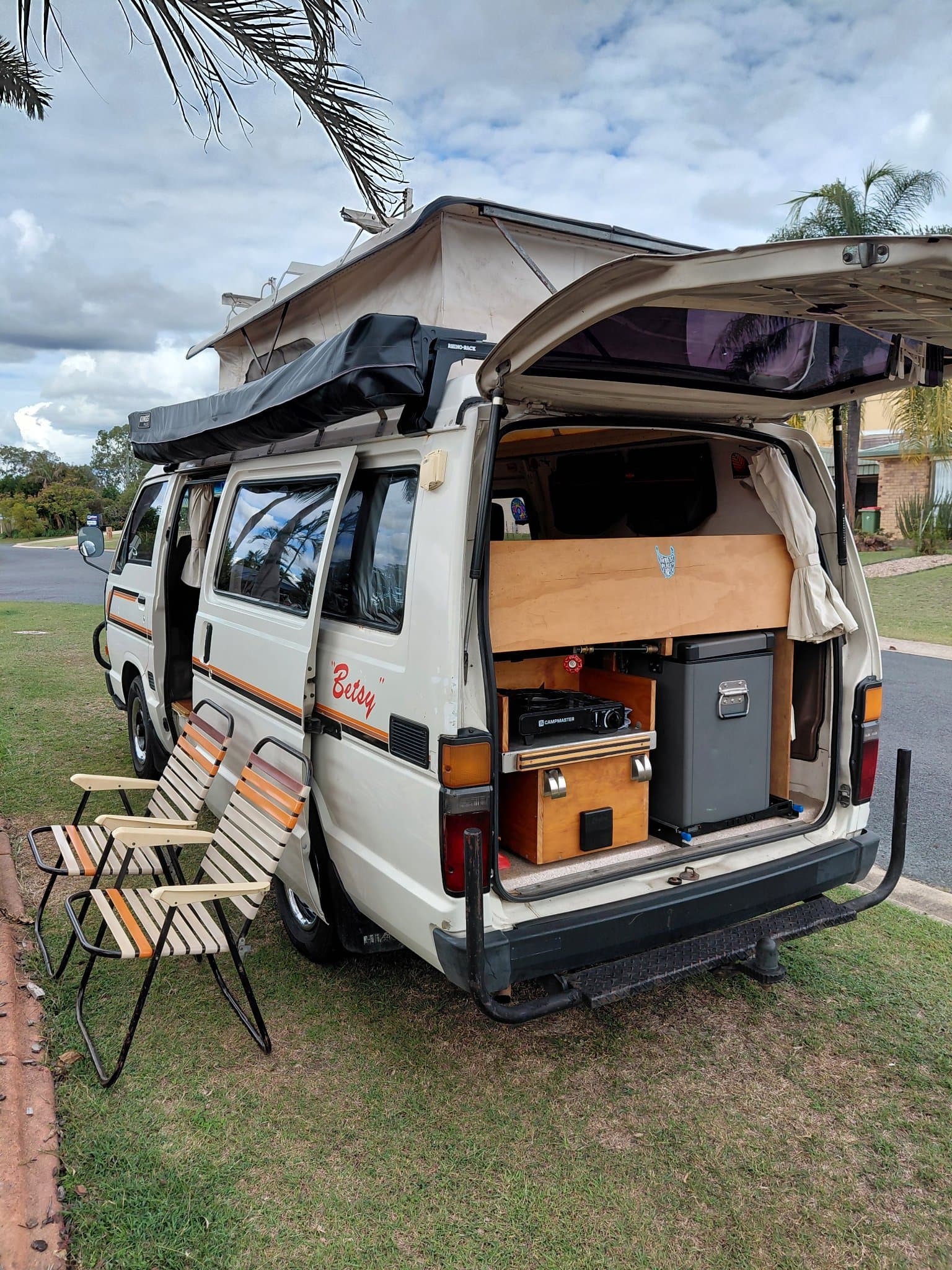 1985 Toyota HiAce — photo 2