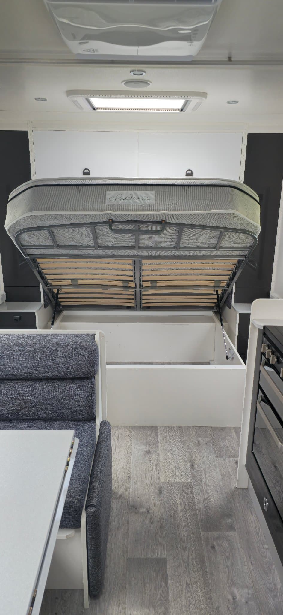 2022 New Age Caravans Manta Ray Luxury 19ER S2 — photo 2